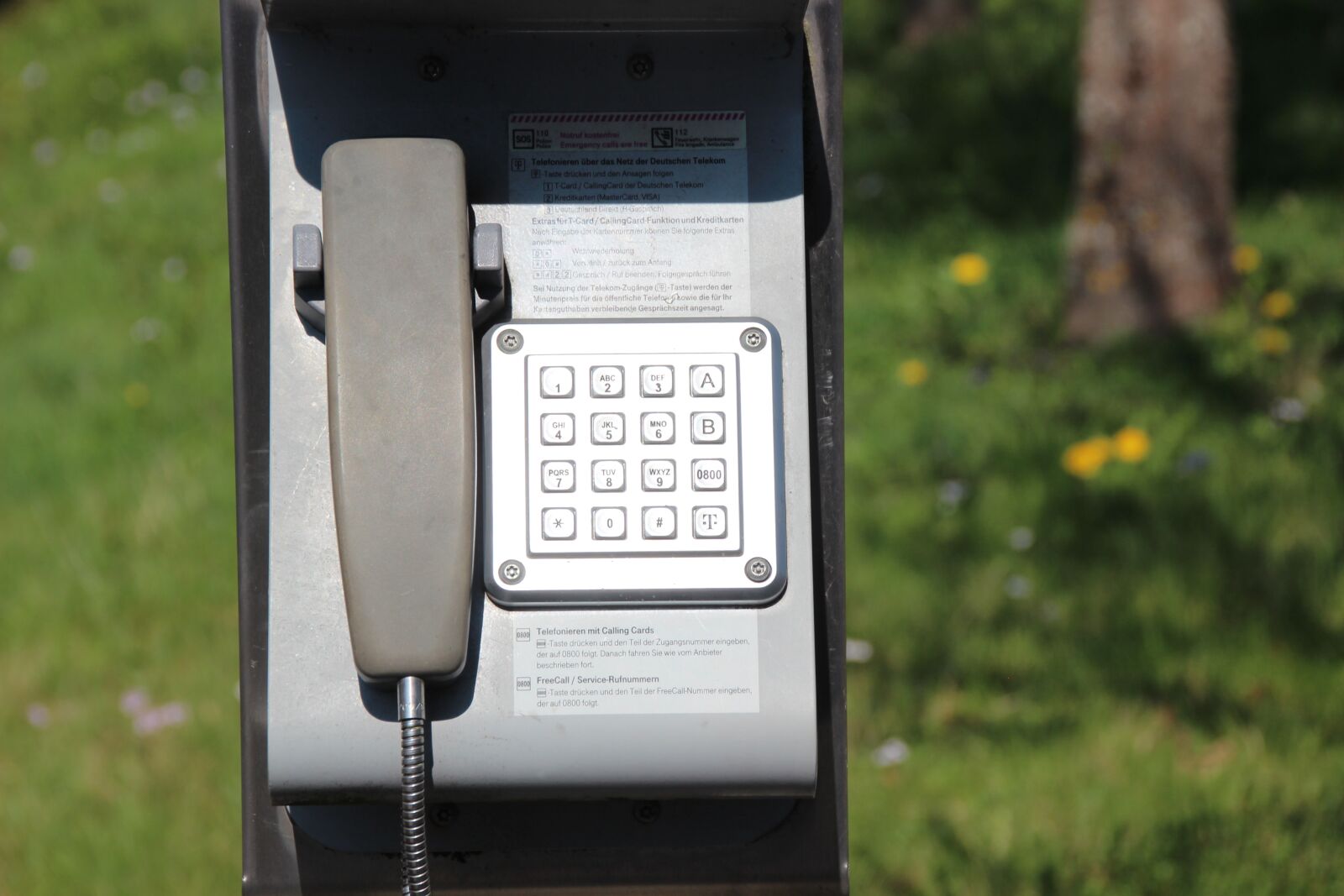 Canon EOS 600D (Rebel EOS T3i / EOS Kiss X5) sample photo. Phone, phone booth, public photography