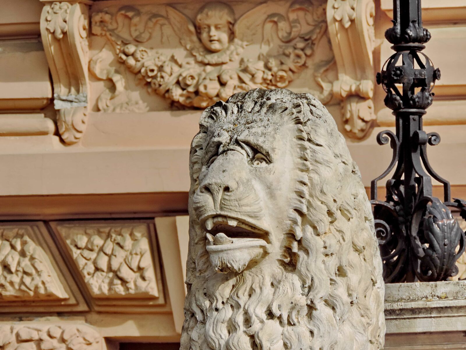 Nikon Coolpix P520 sample photo. Cast iron, handmade, lion photography