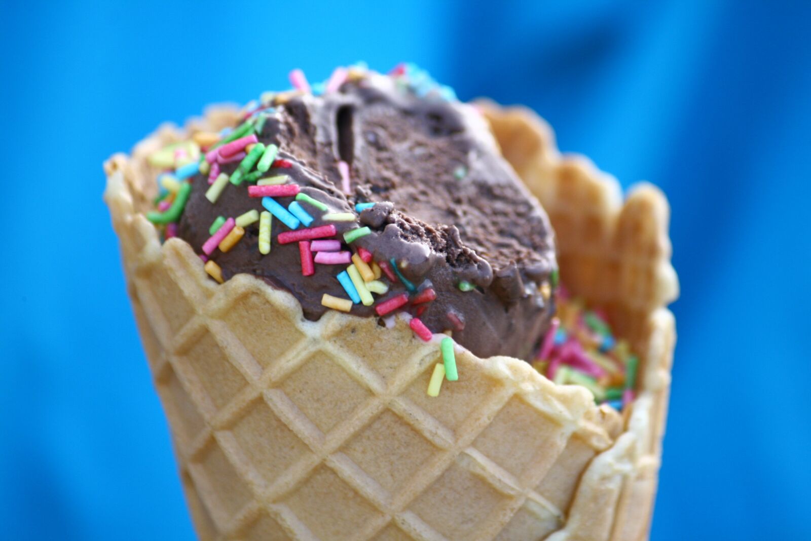 Canon EOS 400D (EOS Digital Rebel XTi / EOS Kiss Digital X) sample photo. Ice-cream, cone, scoop photography