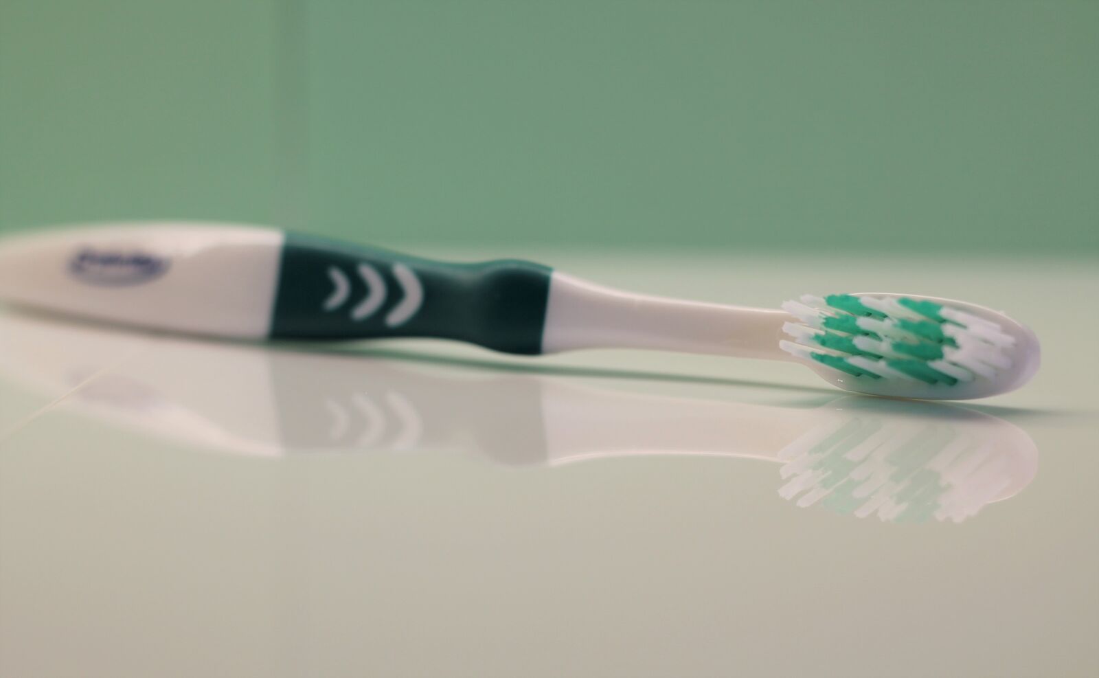 Canon EOS 1100D (EOS Rebel T3 / EOS Kiss X50) + Canon EF 50mm F1.8 II sample photo. Toothbrush, green, hygiene photography