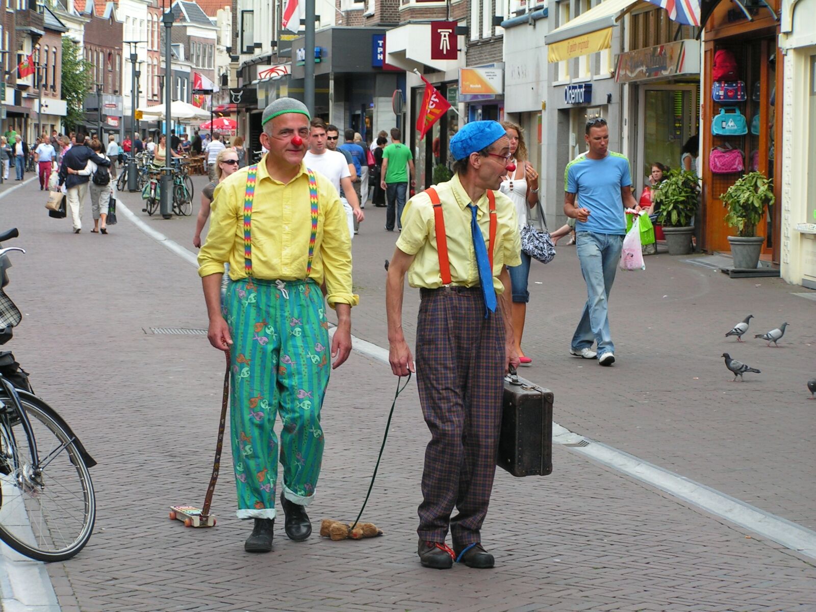 KONICA MINOLTA DiMAGE Z2 sample photo. Clowns, street artist, amersfoort photography