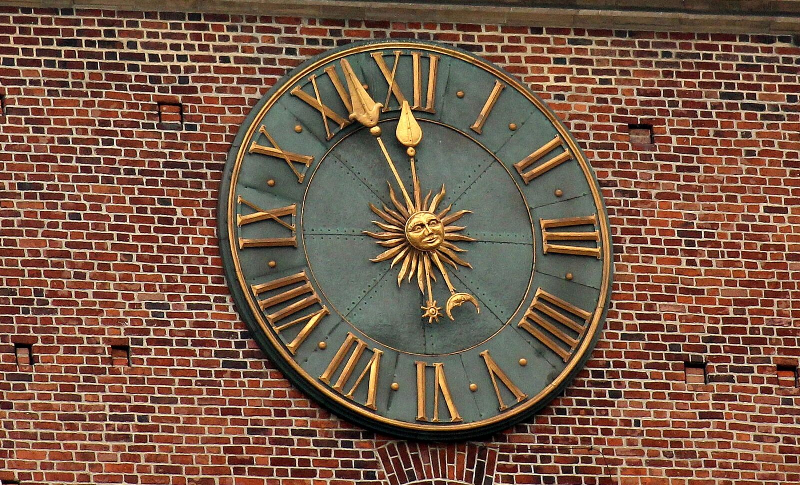 Canon EOS 1200D (EOS Rebel T5 / EOS Kiss X70 / EOS Hi) sample photo. Clock, shield, twelve hours photography