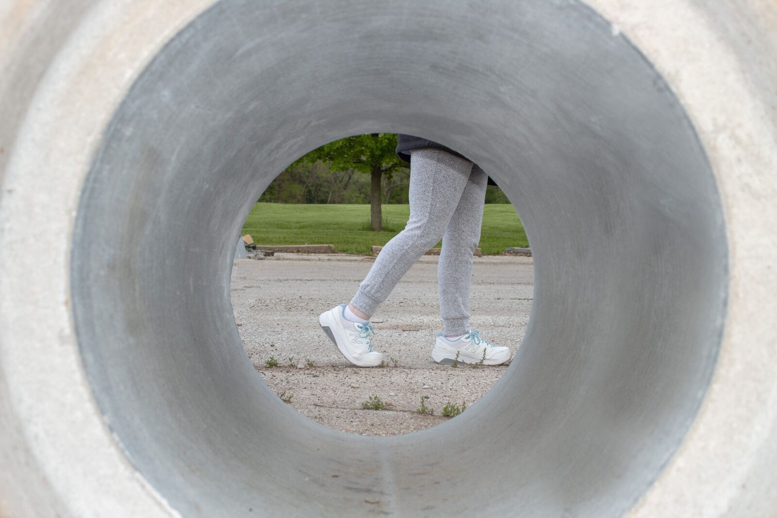 Canon EOS 1300D (EOS Rebel T6 / EOS Kiss X80) sample photo. Woman, legs, cylinder photography