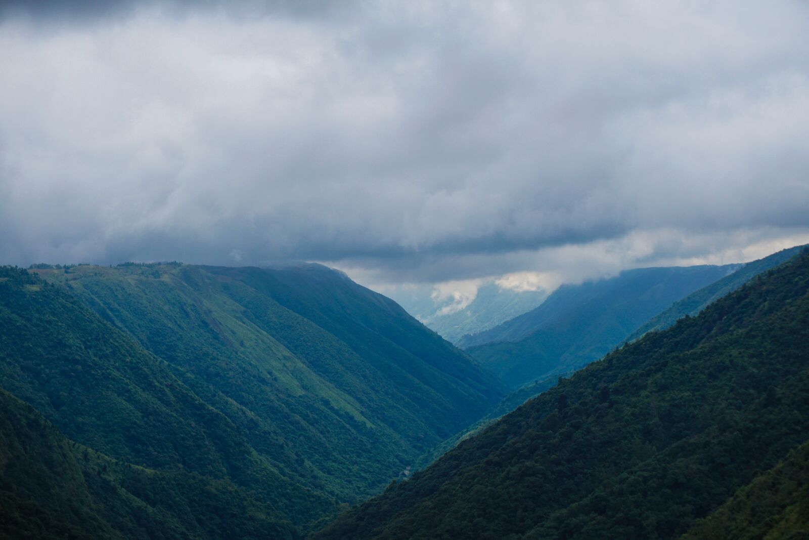 Sony E 16-50mm F3.5-5.6 PZ OSS sample photo. Shillong, cloud, hills photography