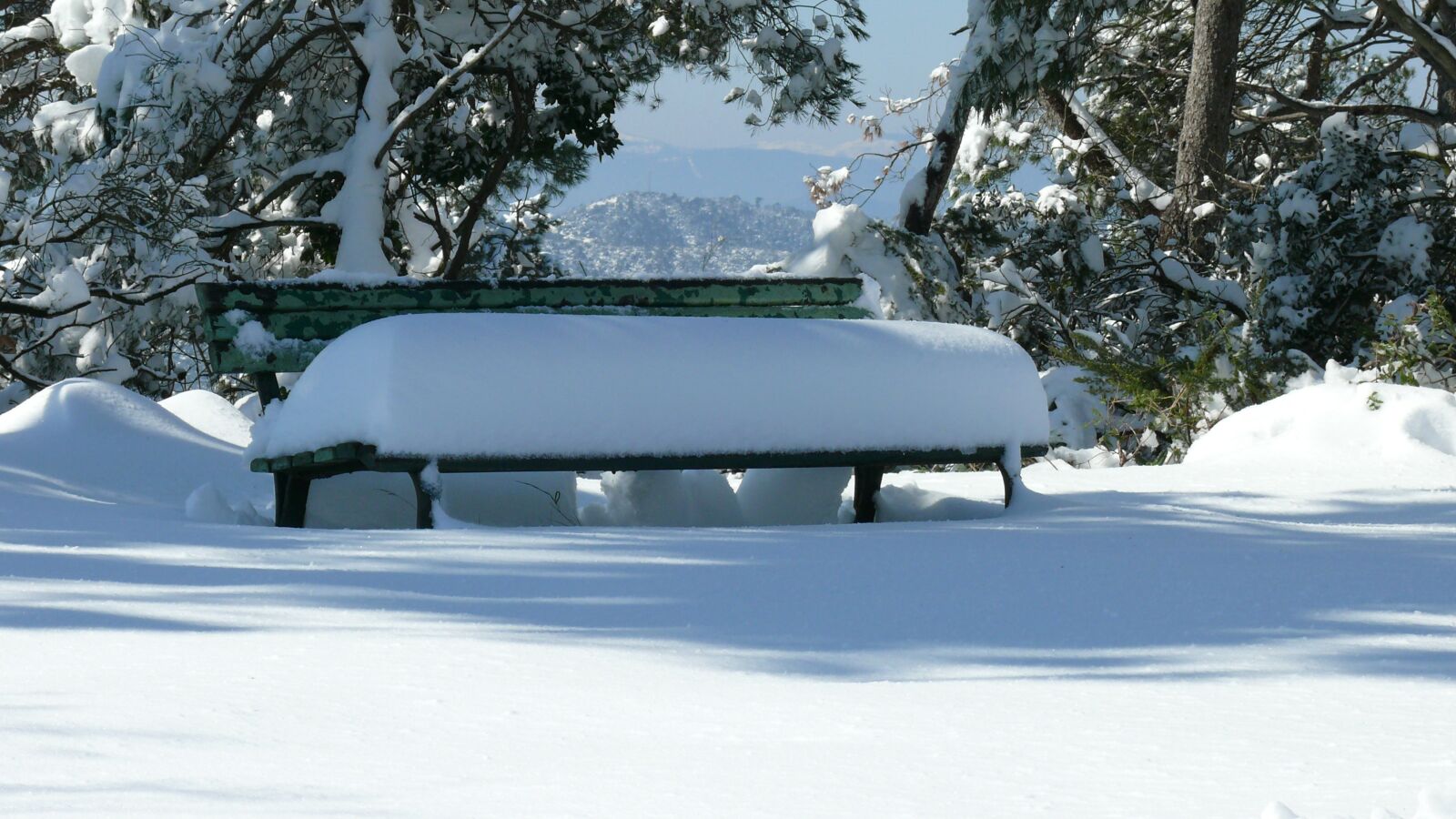 Panasonic DMC-FZ50 sample photo. Bank, snow, nevado photography