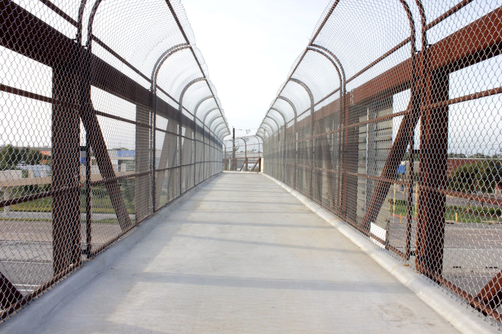 Canon EOS 550D (EOS Rebel T2i / EOS Kiss X4) sample photo. Footbridge, urban, city photography
