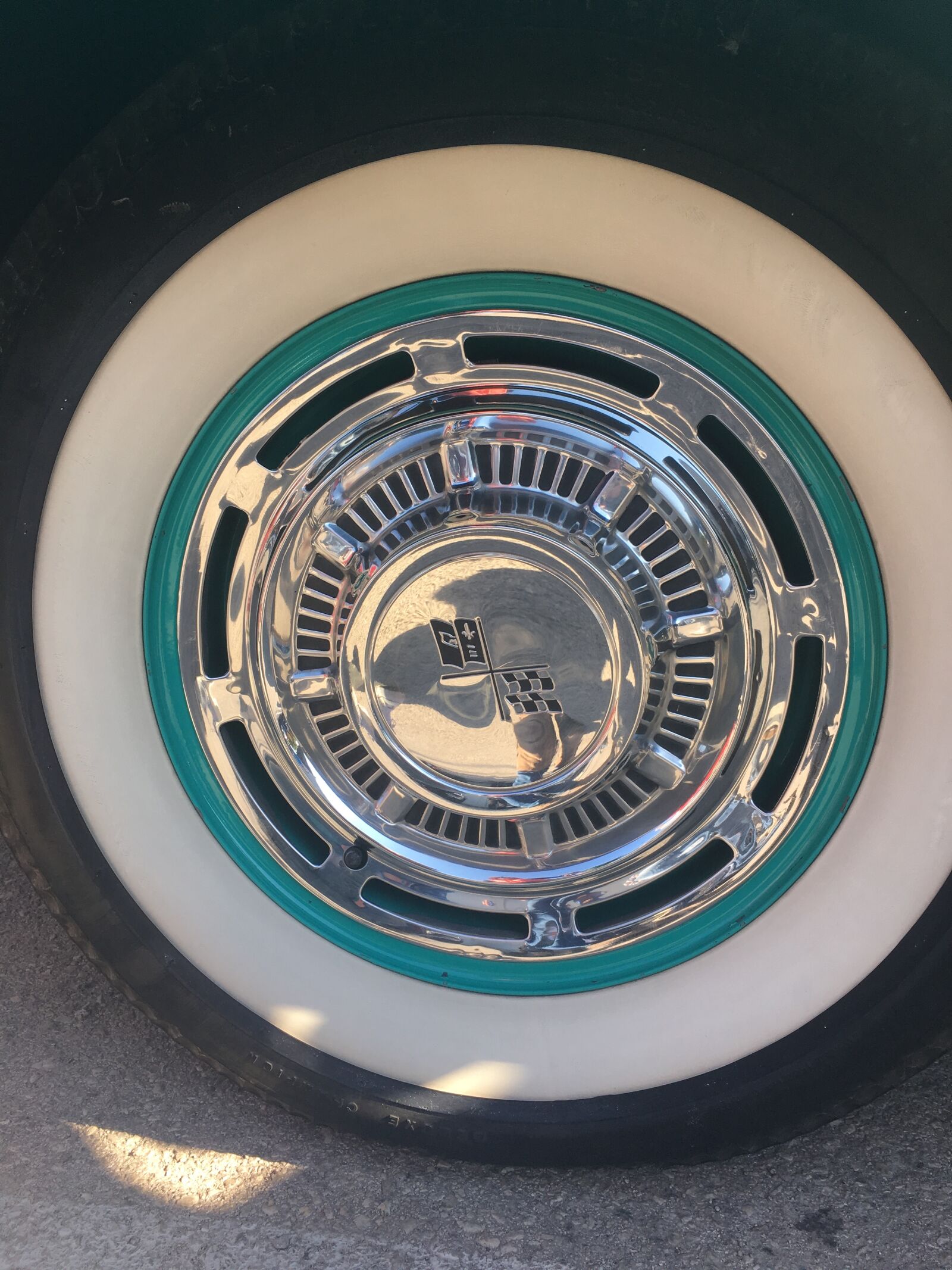 iPhone 6s back camera 4.15mm f/2.2 sample photo. Americano, coche photography