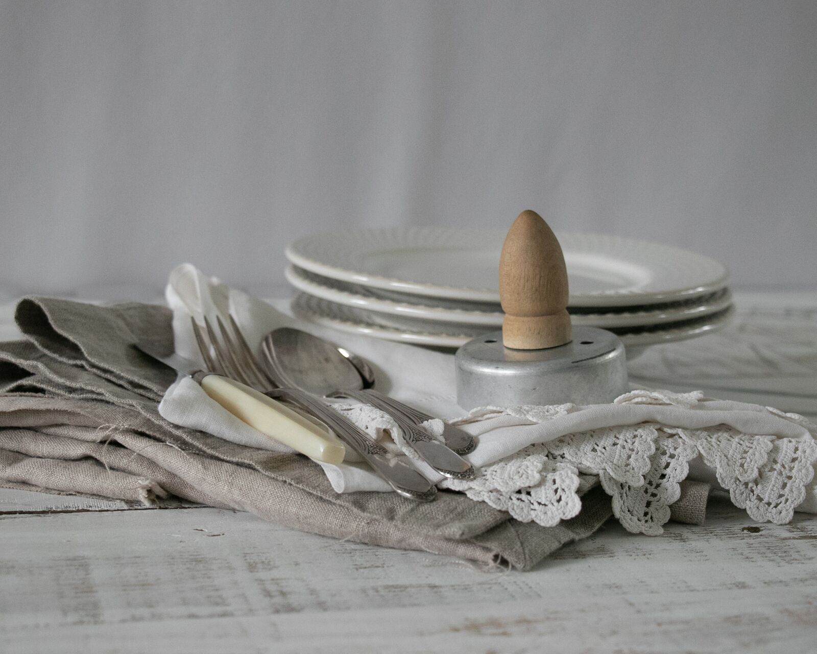 Canon EF-S 18-135mm F3.5-5.6 IS USM sample photo. Plates, linens, white photography