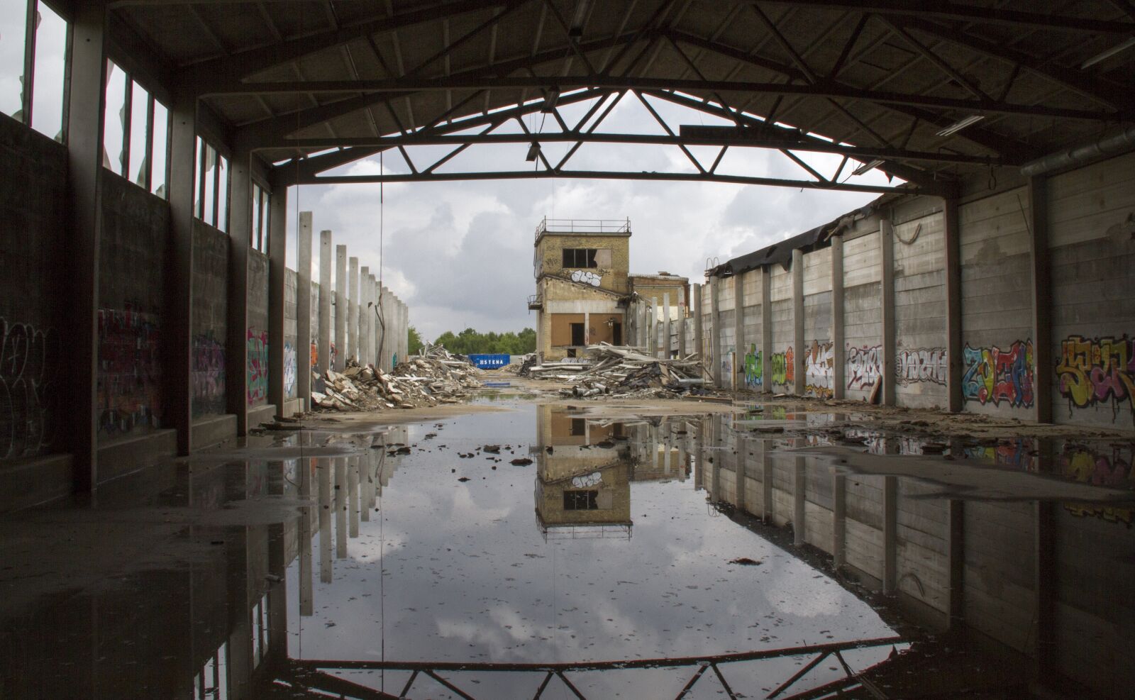Canon EF-S 18-200mm F3.5-5.6 IS sample photo. Mirroring, building, water reflex photography