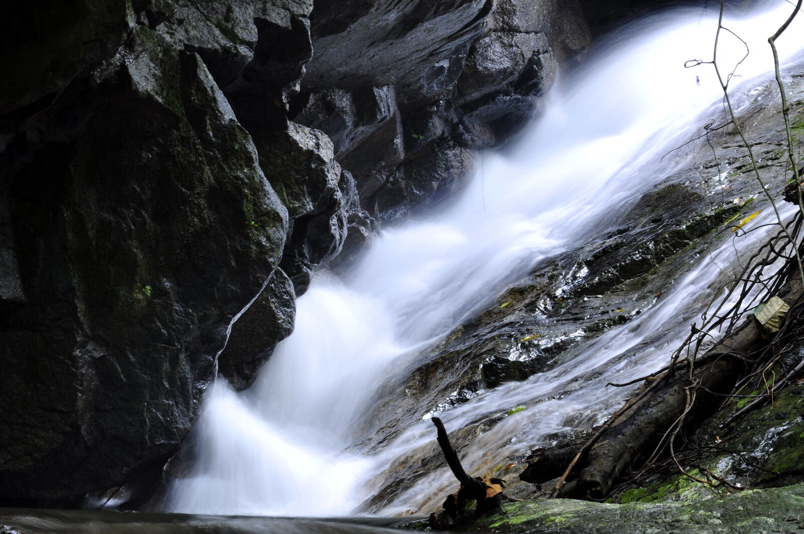 Nikon AF Nikkor 85mm F1.8D sample photo. Waterfalls, stream photography
