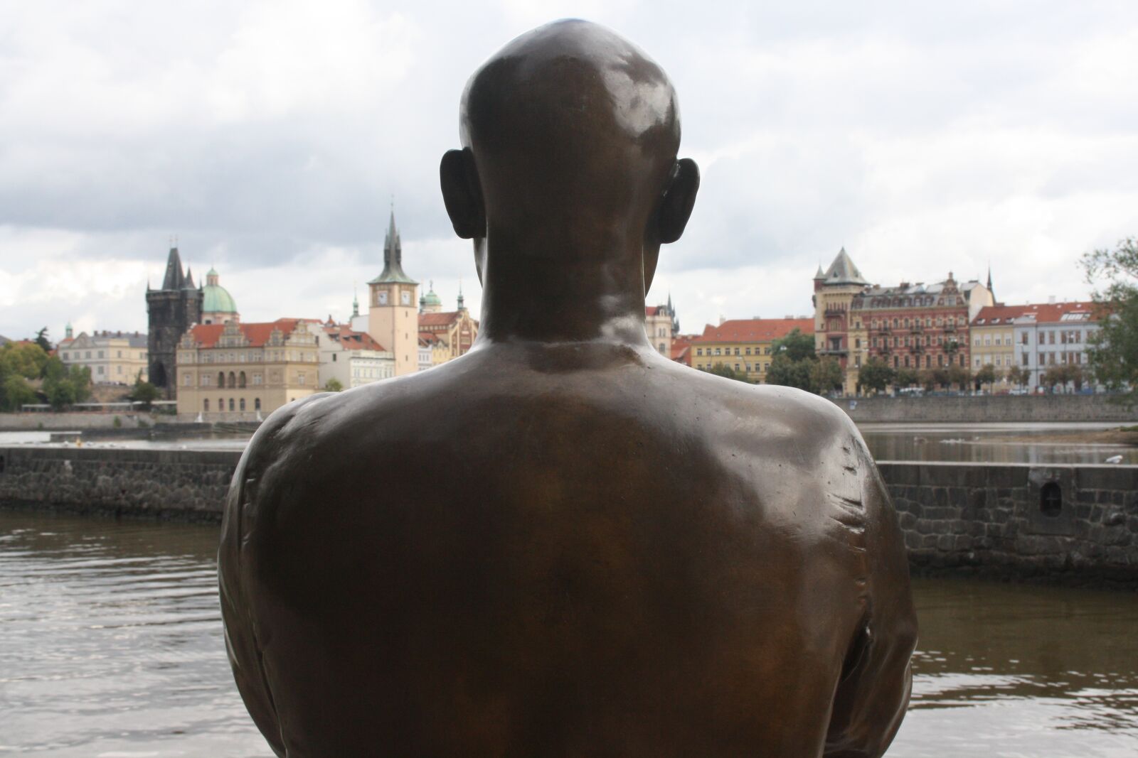 Canon EOS 1000D (EOS Digital Rebel XS / EOS Kiss F) sample photo. Prague, statue, shoulders photography