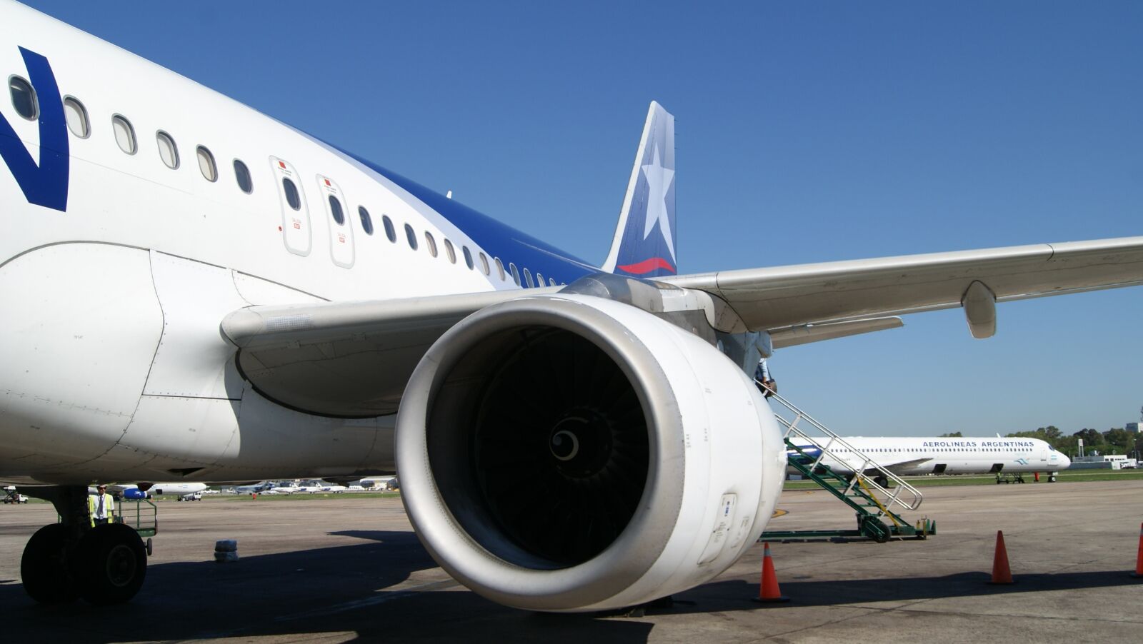 Sony Alpha DSLR-A230 sample photo. Plane, airport, chile photography
