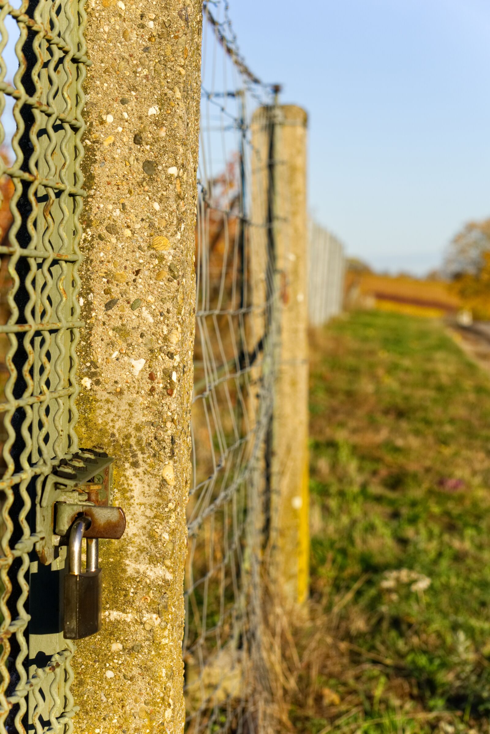 Sony E 55-210mm F4.5-6.3 OSS sample photo. Castle, padlock, closed photography