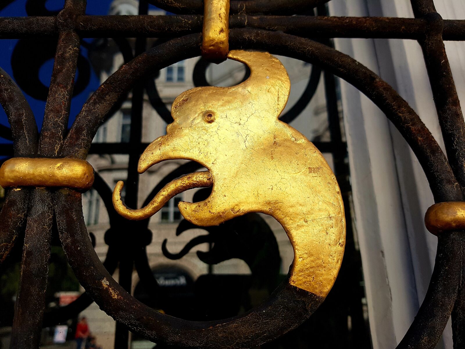 Samsung Galaxy S7 Edge sample photo. Dragon, gilded, window grilles photography