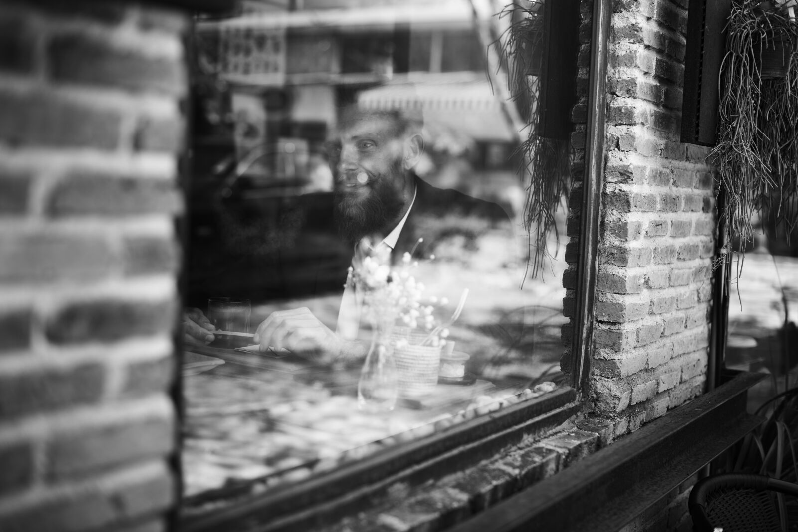 Nikon D810 sample photo. Brick wall, cafe, candid photography