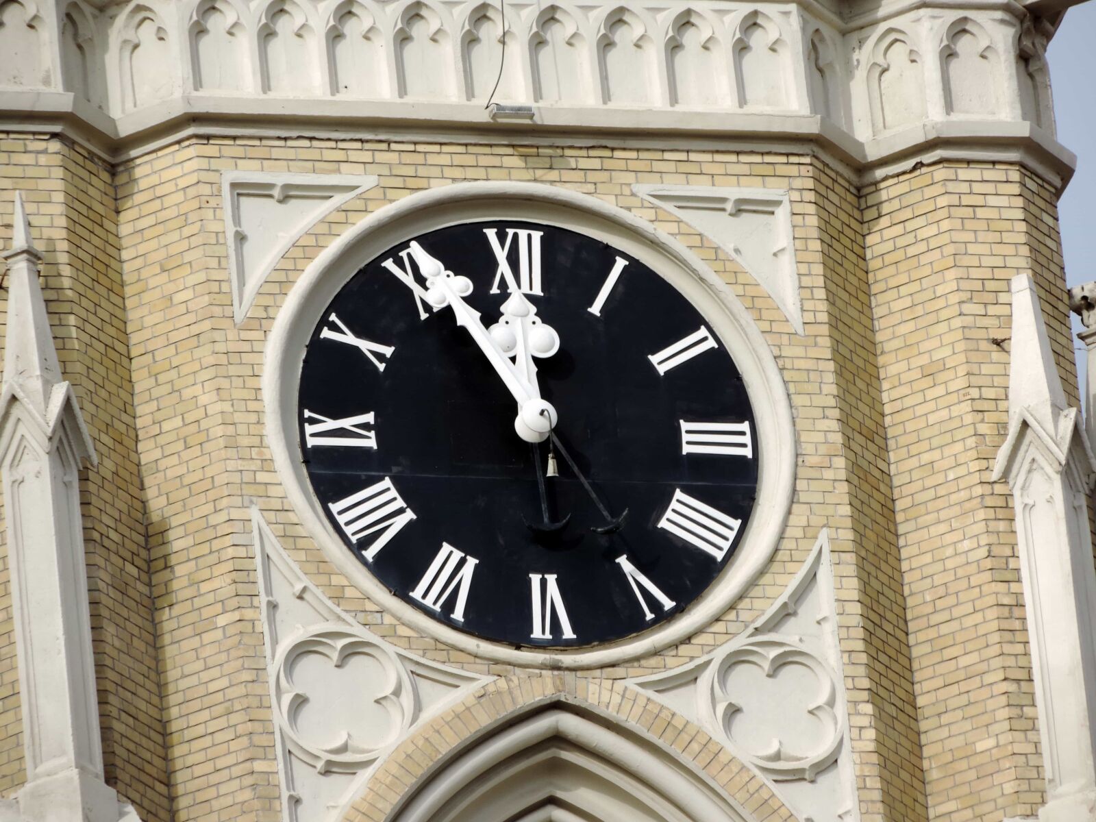 Nikon Coolpix P520 sample photo. Clock, timepiece, hand, architecture photography