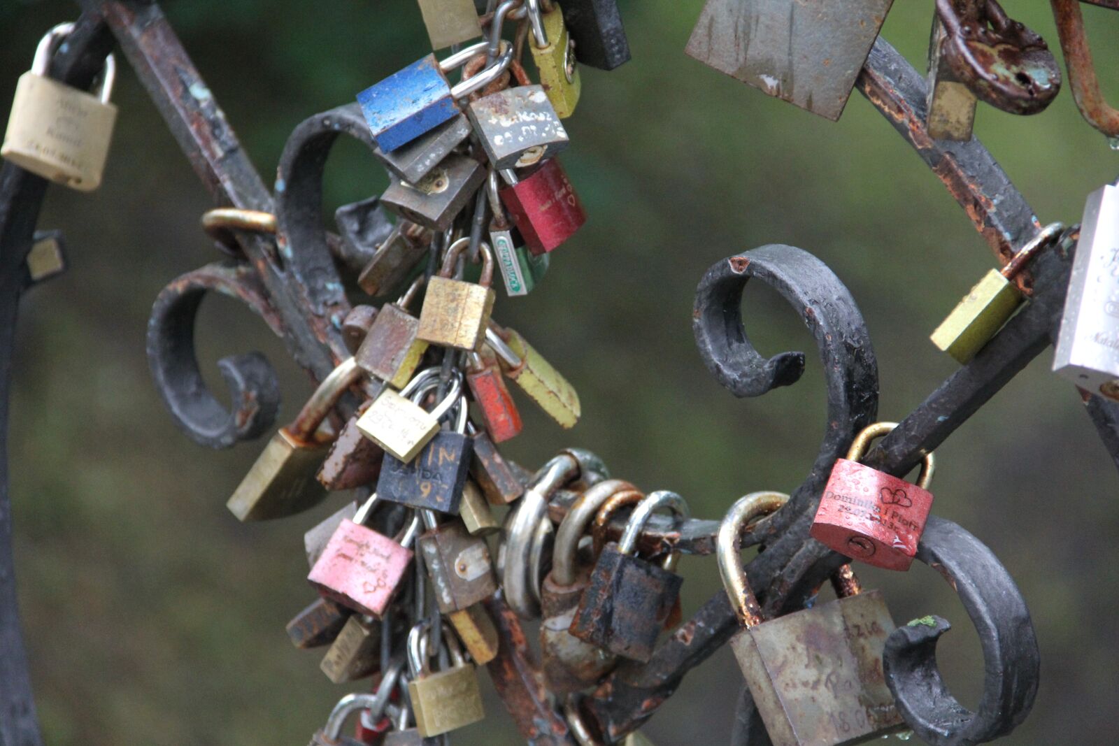 Canon EF-S 18-135mm F3.5-5.6 IS sample photo. Padlocks, love, memory photography
