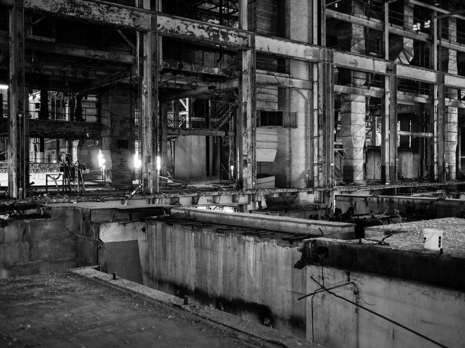 Olympus OM-D E-M5 + Panasonic Lumix G 20mm F1.7 ASPH sample photo. Industrial, warehouse, abandoned building photography
