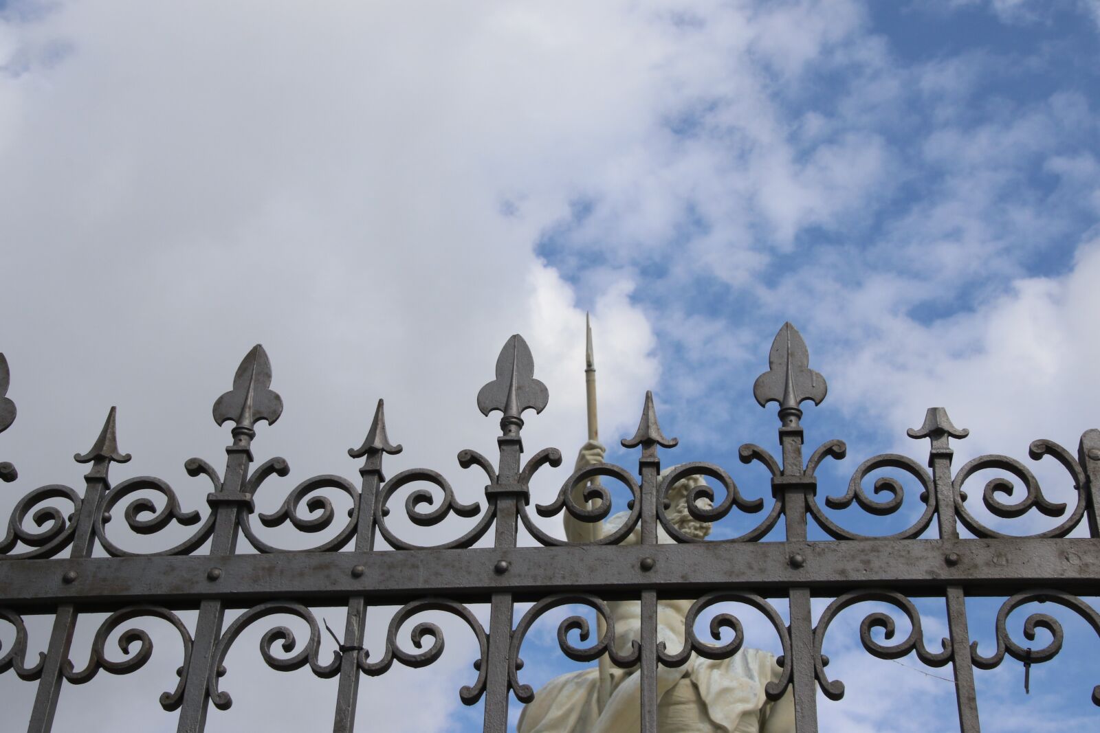 Canon EOS 7D Mark II sample photo. Blue, sky, clouds, curly photography