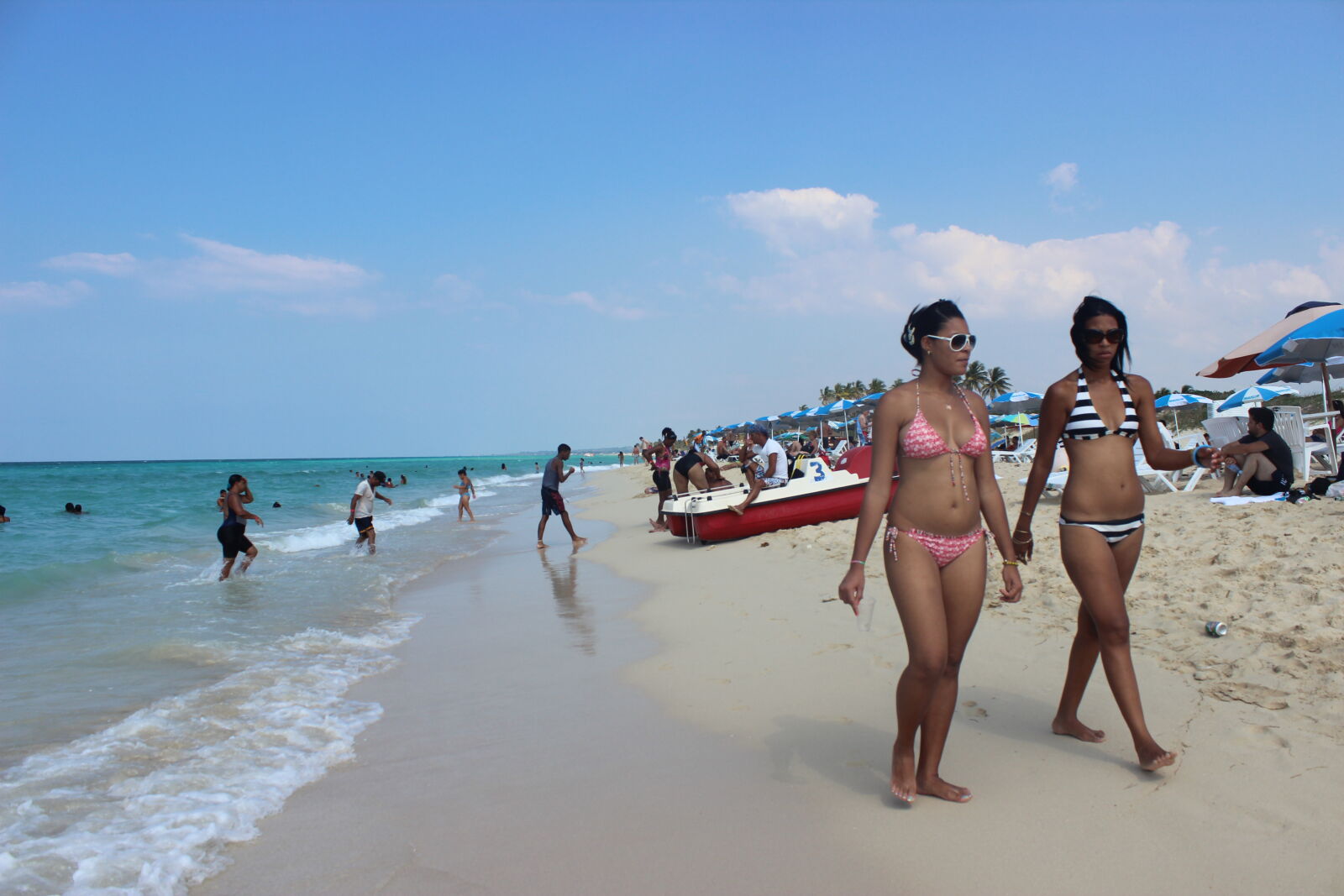 Canon EOS 600D (Rebel EOS T3i / EOS Kiss X5) sample photo. Beach, girls, people, sun photography