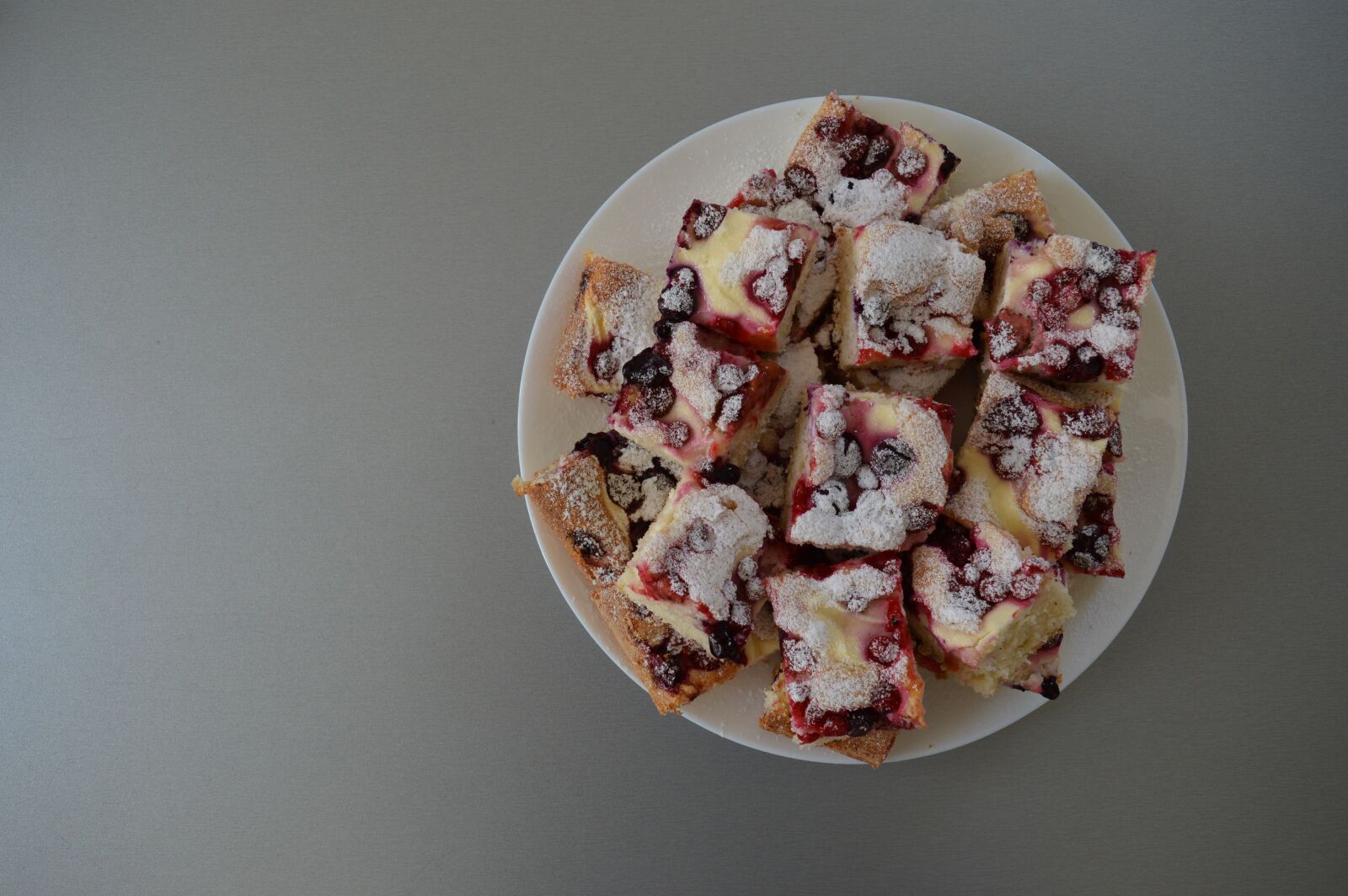 Nikon D3200 sample photo. Bun, sweet, fruit photography