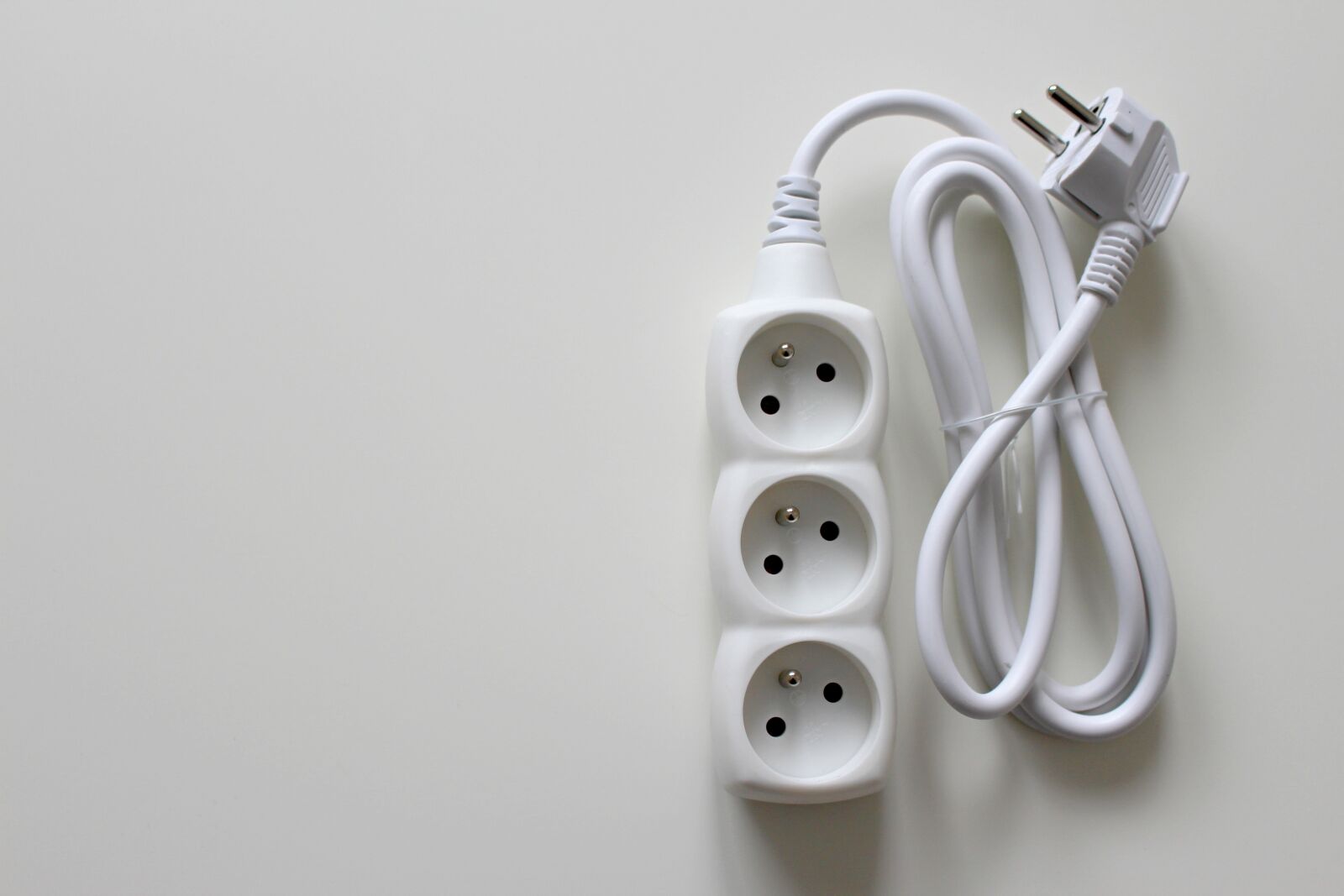 Canon EOS 700D (EOS Rebel T5i / EOS Kiss X7i) sample photo. Socket, cable, power line photography