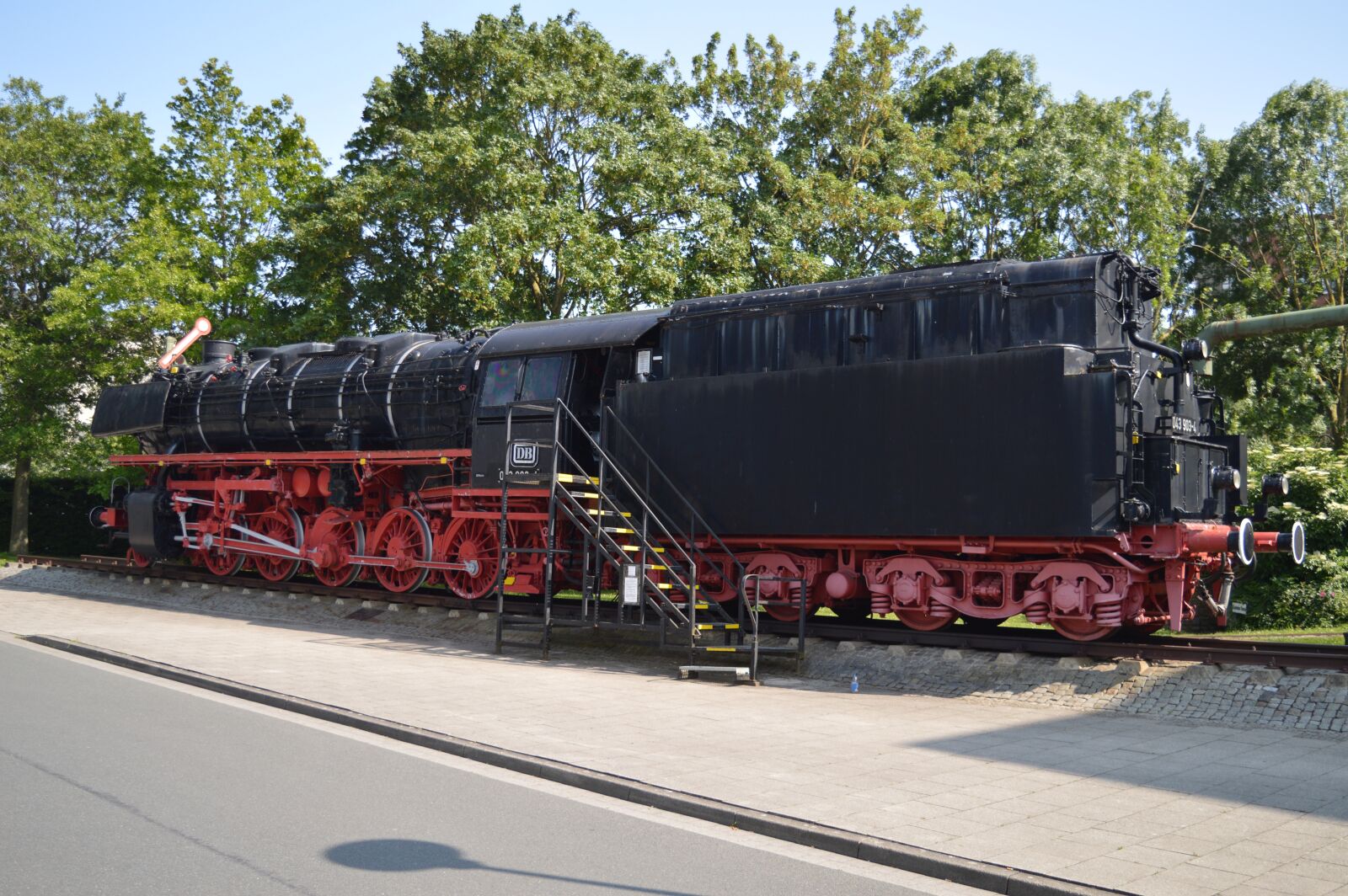Nikon D3200 sample photo. Steam locomotive, monument, railway photography
