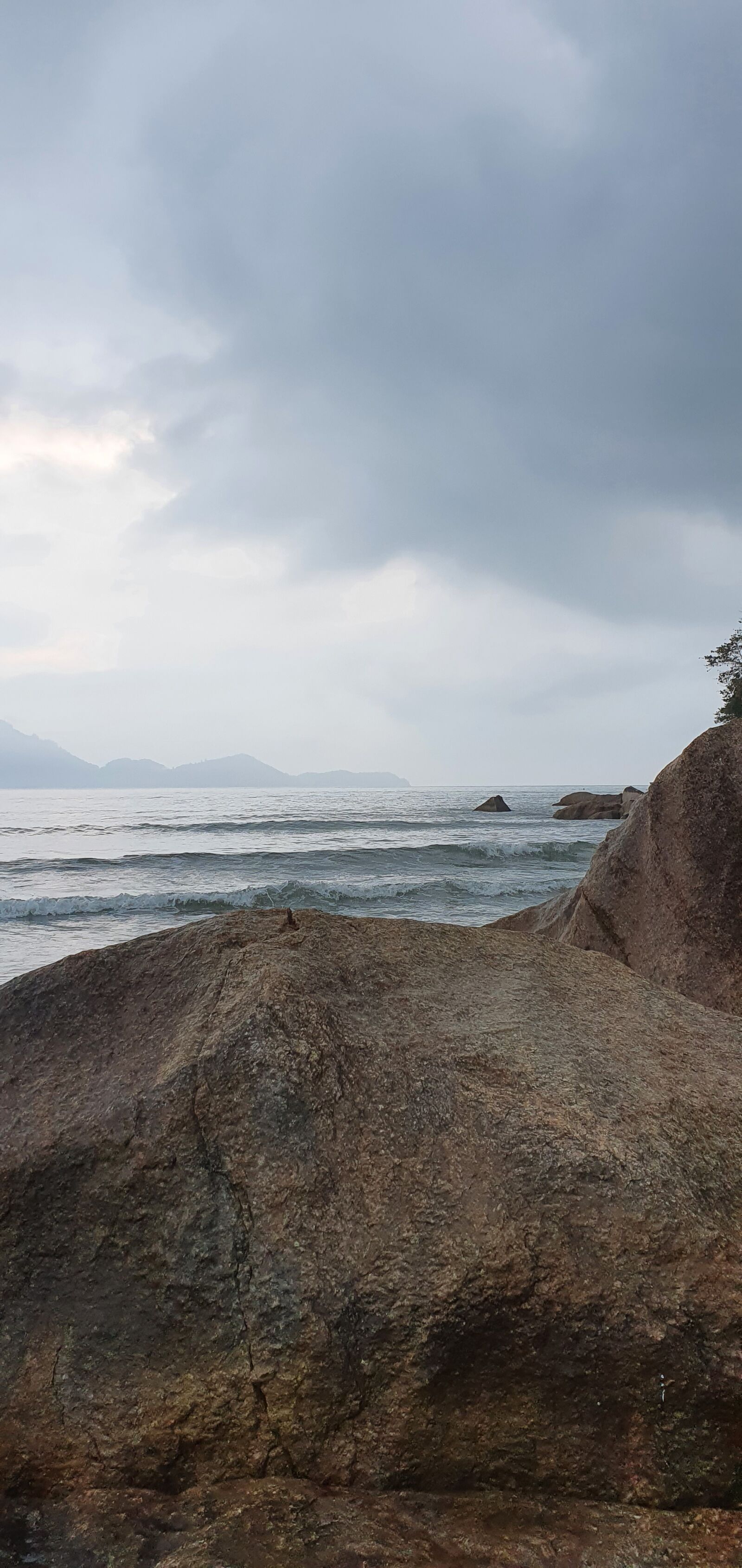 Samsung SM-G975F sample photo. Praia, pedras, mar photography
