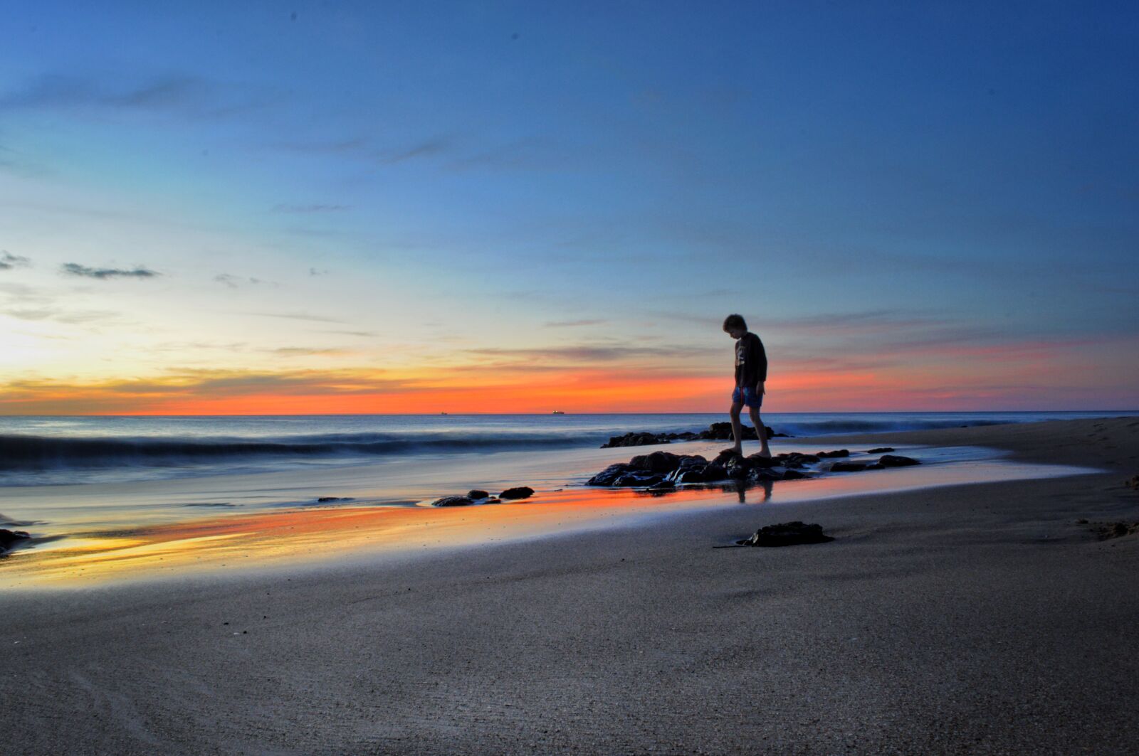 Nikon D90 sample photo. Solitude, beach, sunset photography