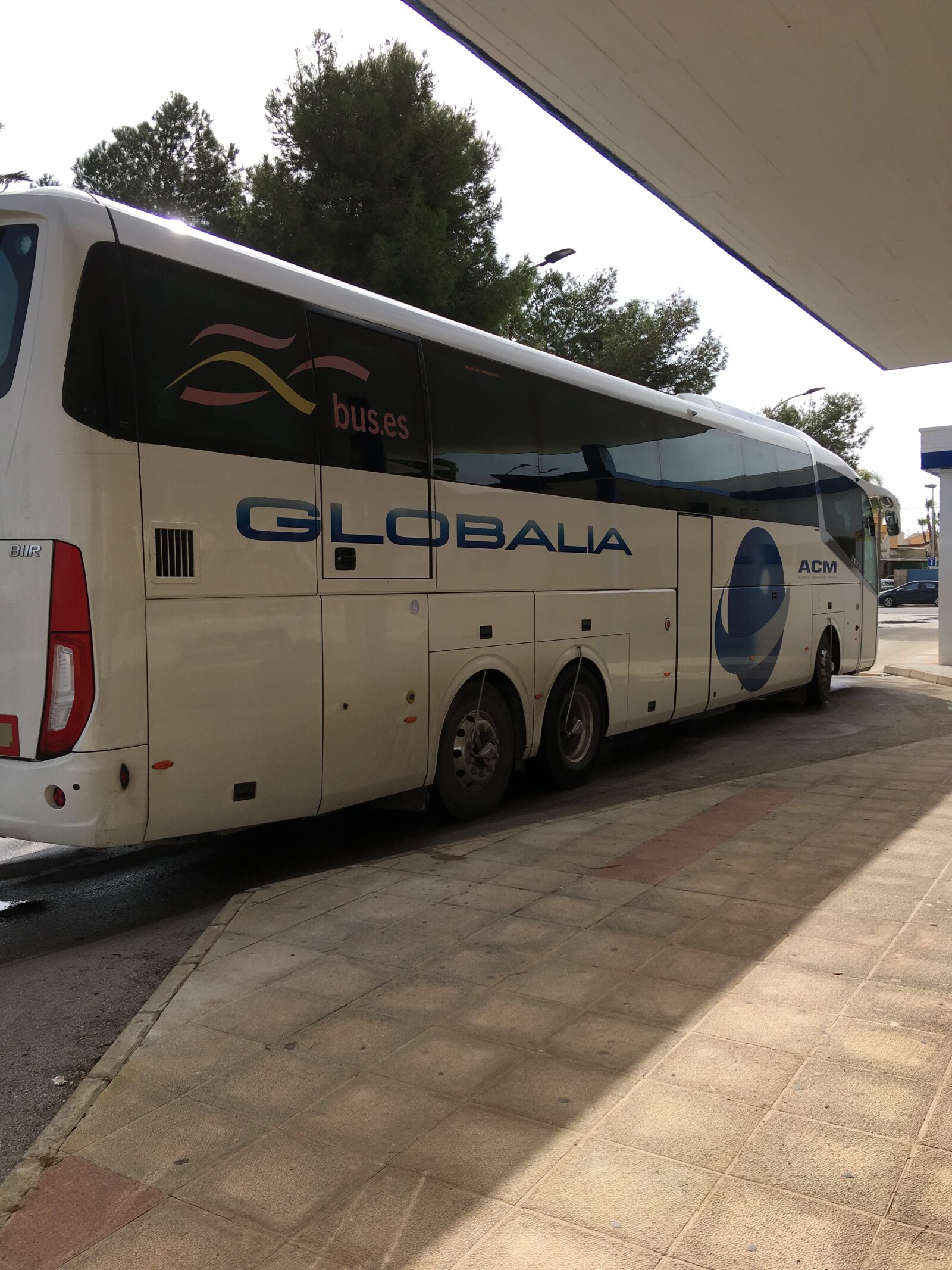 iPhone SE back camera 4.15mm f/2.2 sample photo. Globalia, bus, service photography