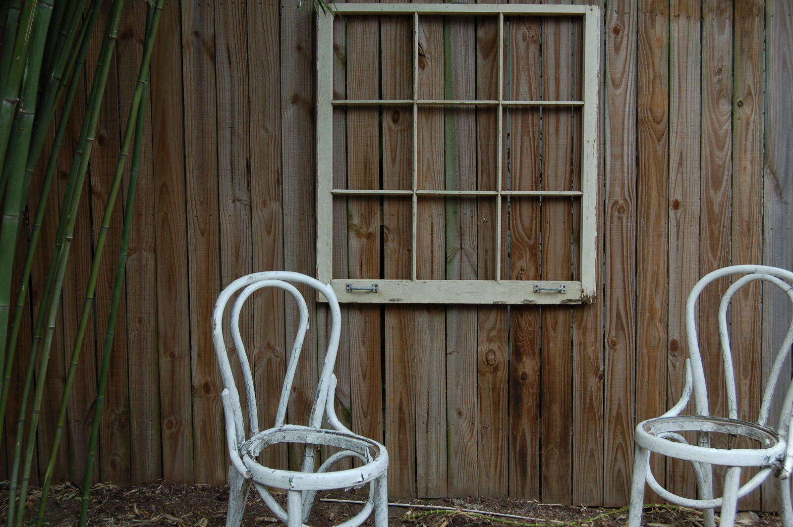 Nikon D50 + AF-S DX Zoom-Nikkor 18-55mm f/3.5-5.6G ED sample photo. Chair, fence photography