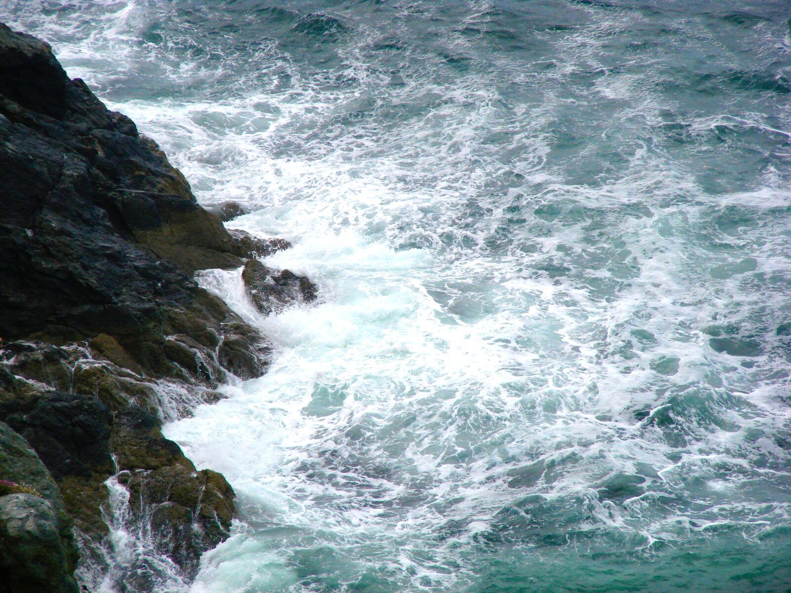 Sony DSC-H5 sample photo. Cliff, sea, soapy, water photography