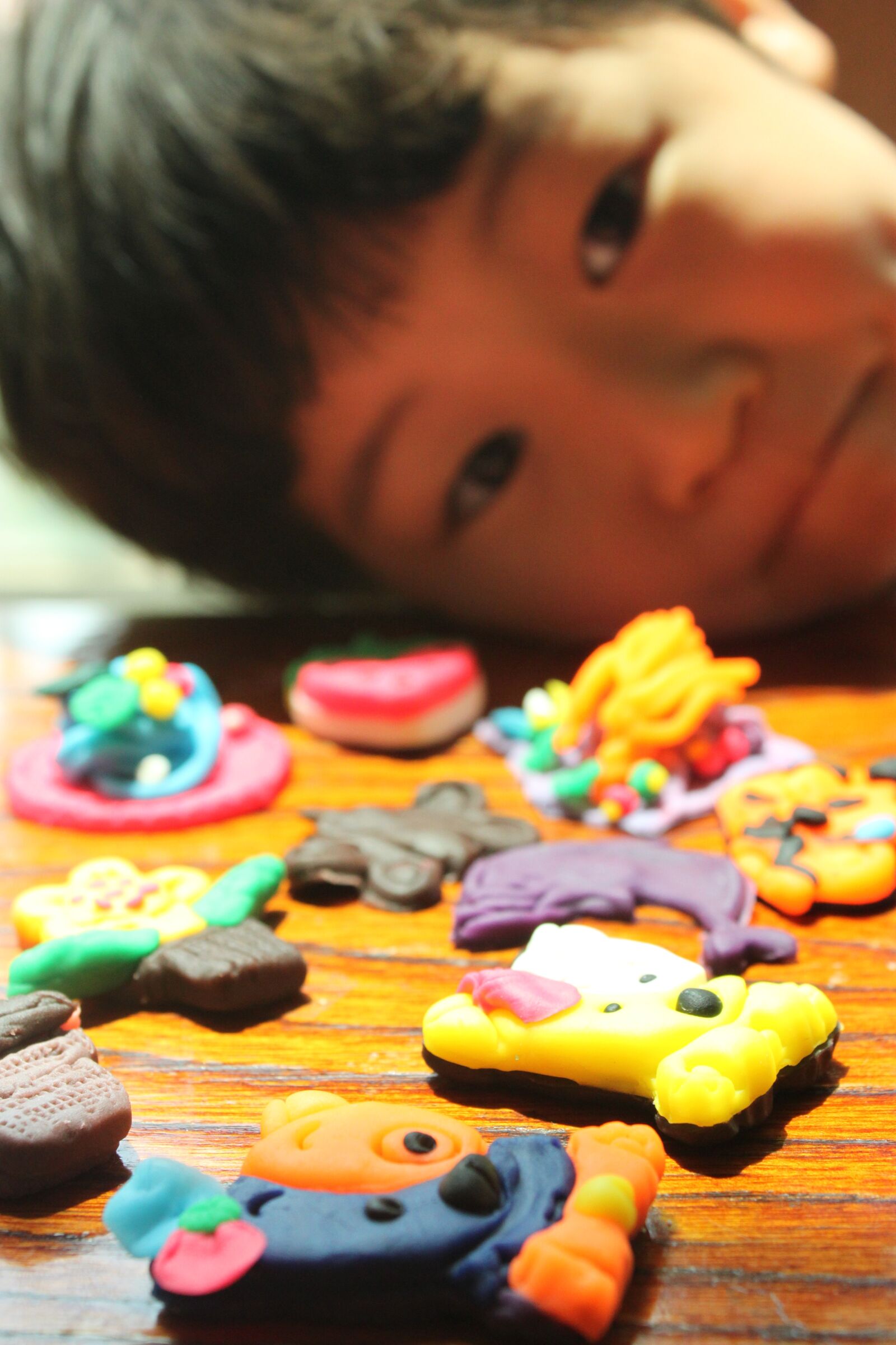 Canon EOS 500D (EOS Rebel T1i / EOS Kiss X3) sample photo. Peekaboo, clay, children's photography