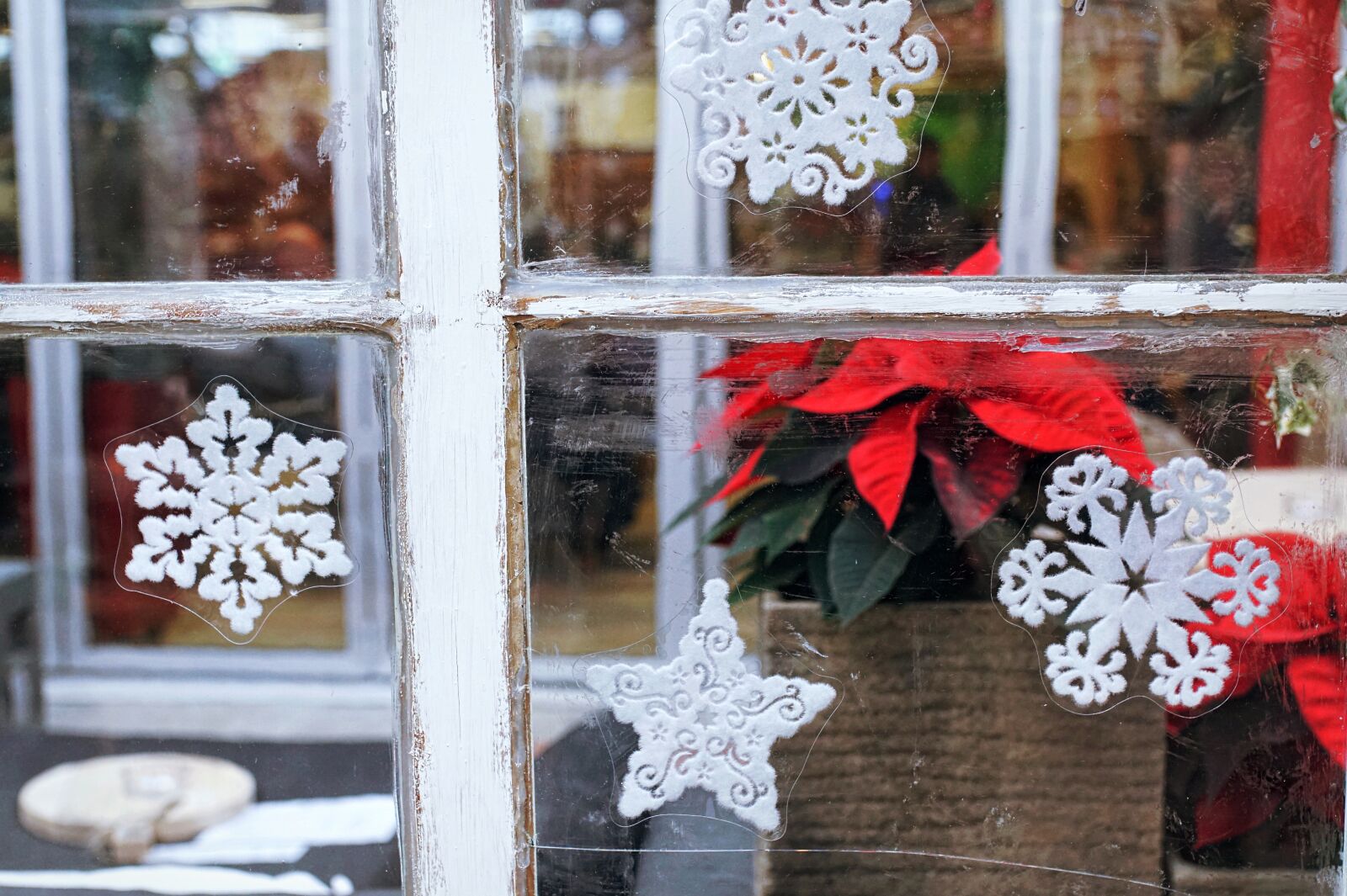 Sony ILCA-77M2 + 35mm F1.4 sample photo. Window, decoration, christmas photography