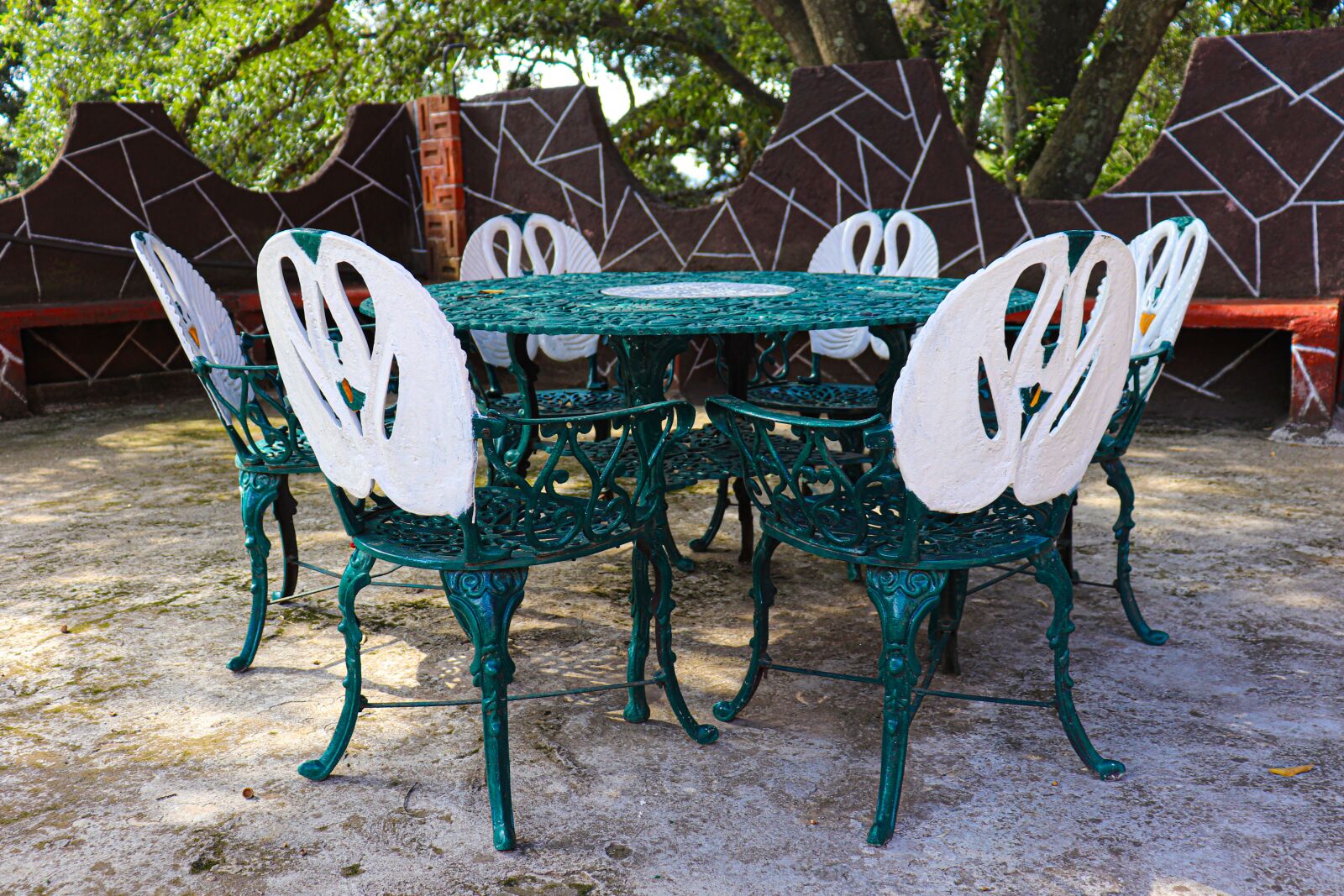 Canon EOS 200D (EOS Rebel SL2 / EOS Kiss X9) sample photo. Garden table, table, board photography