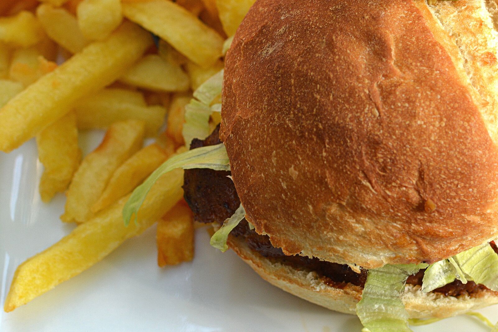 Nikon D5200 sample photo. Hamburger, power supply, food photography