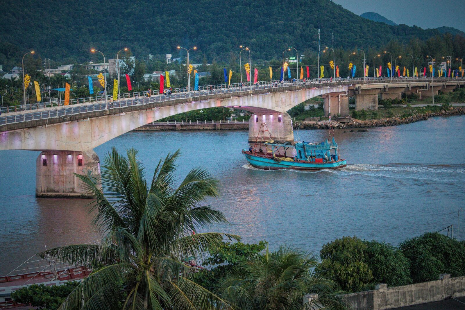 Canon EOS 70D sample photo. Vietnam, bridge, river photography