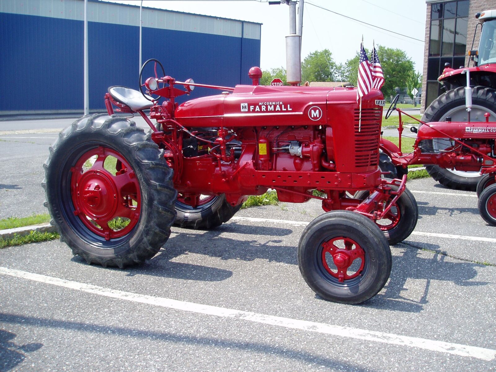 Olympus u10D,S300D,u300D sample photo. Tractor, antique, red photography
