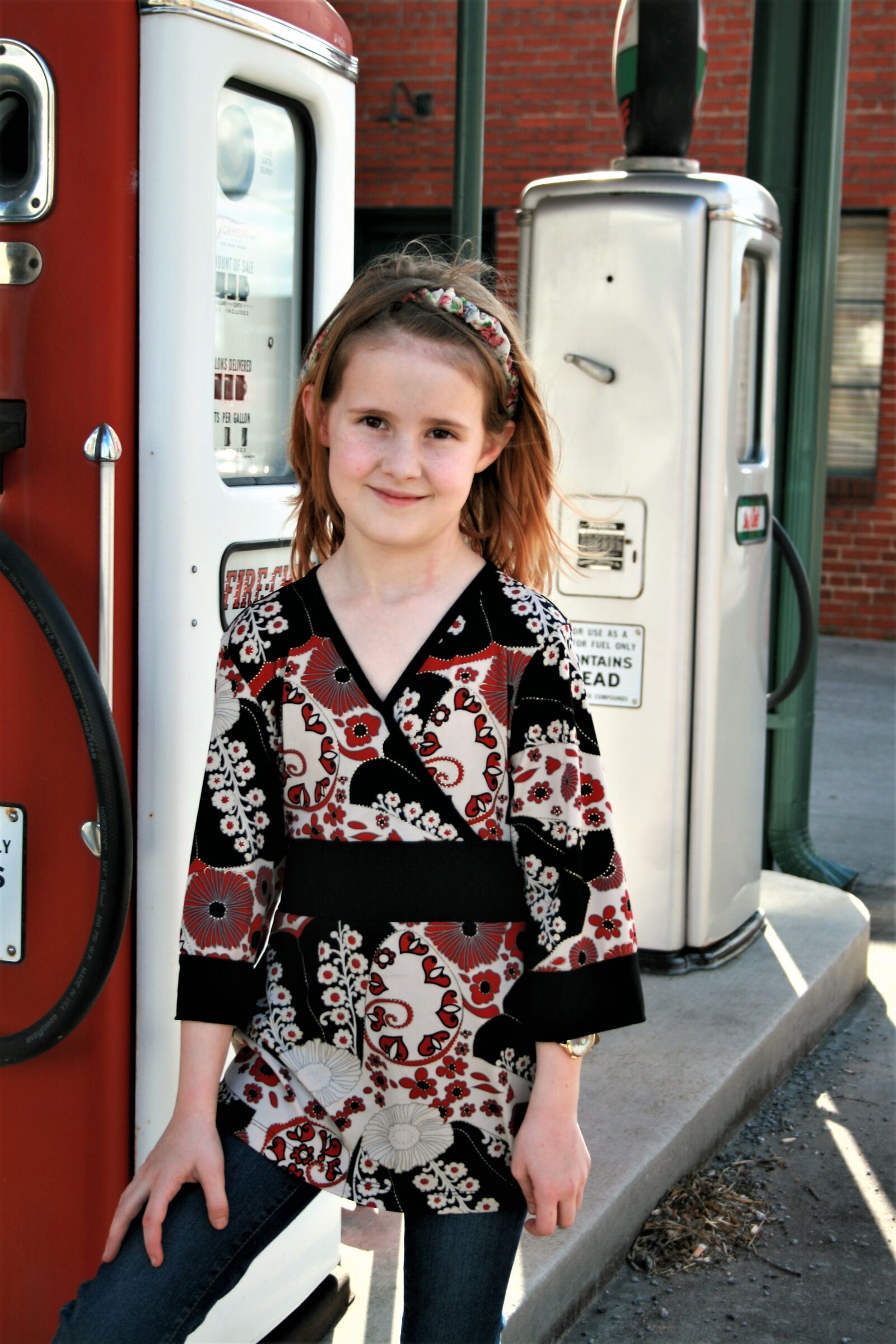 Canon EOS 400D (EOS Digital Rebel XTi / EOS Kiss Digital X) sample photo. Girl, gas tank, posing photography