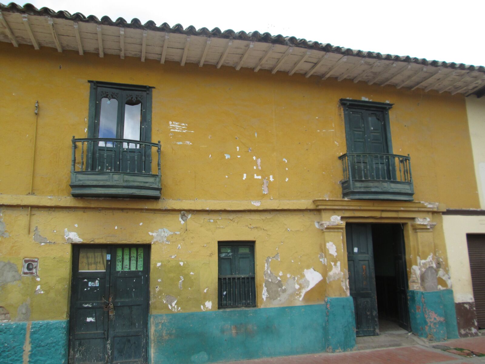 Canon PowerShot A810 sample photo. Casa vieja, classic, doors photography
