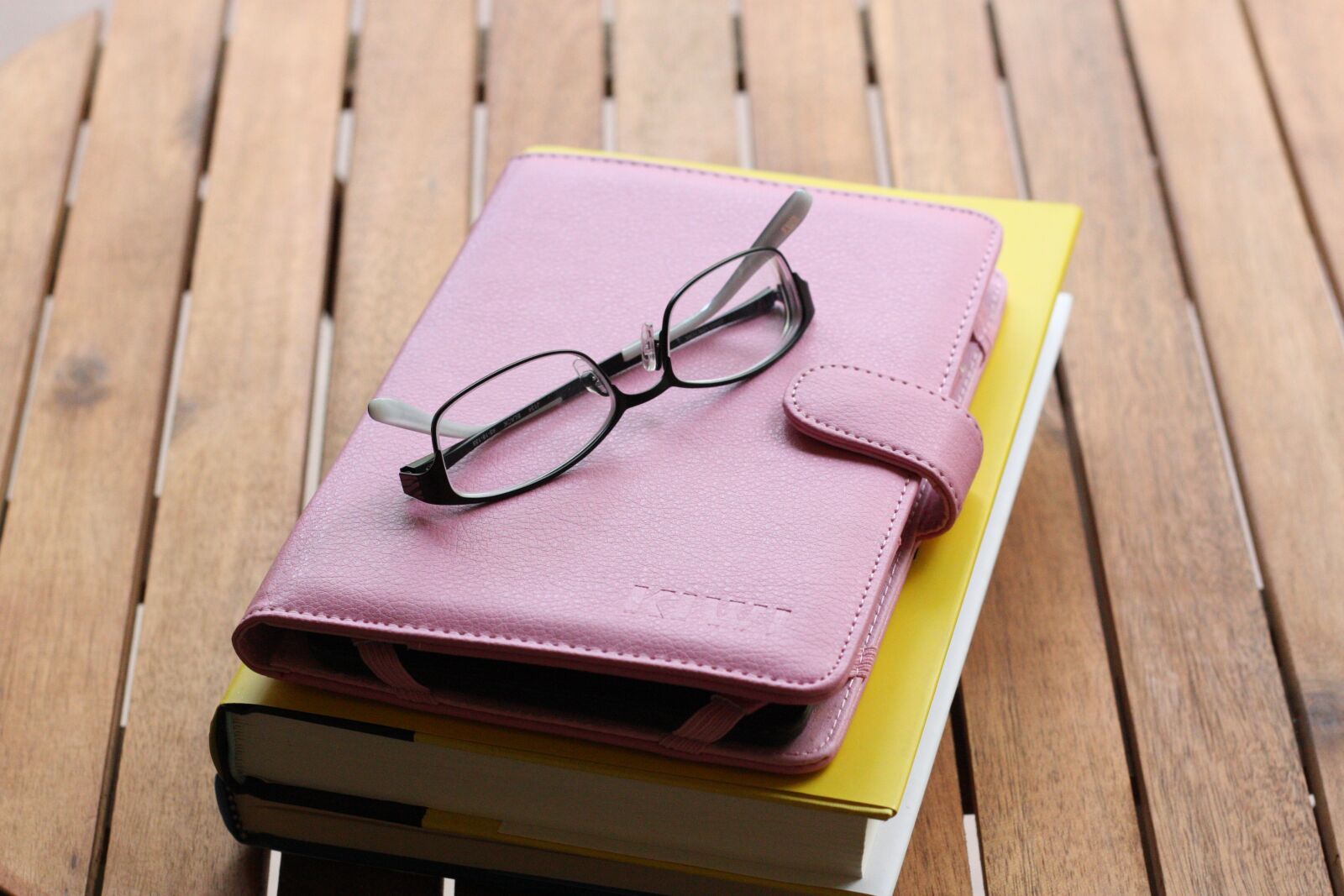 Canon EOS 450D (EOS Rebel XSi / EOS Kiss X2) sample photo. Glasses, tablet, book photography