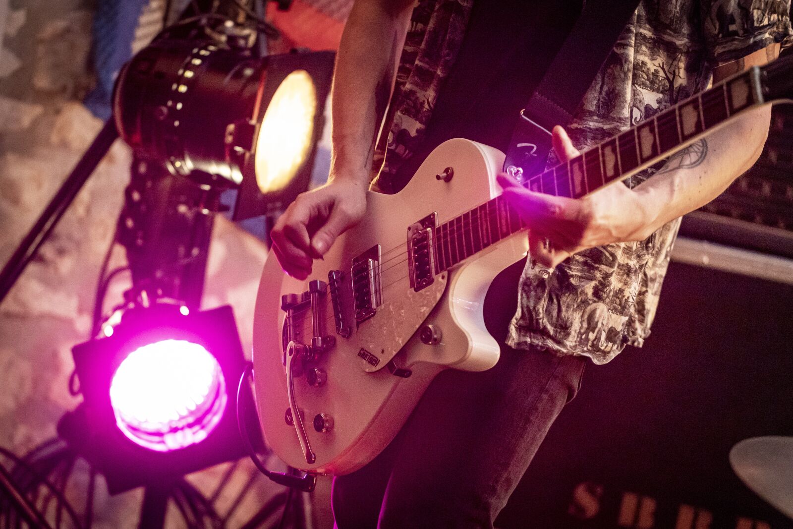 Canon EOS R sample photo. Concert, guitar, lights photography