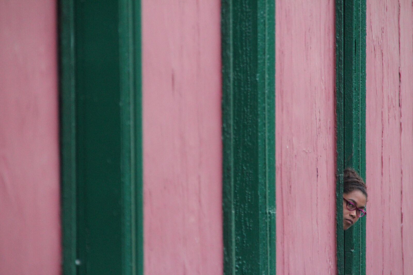 Canon EOS 600D (Rebel EOS T3i / EOS Kiss X5) sample photo. Girl, window, facade photography