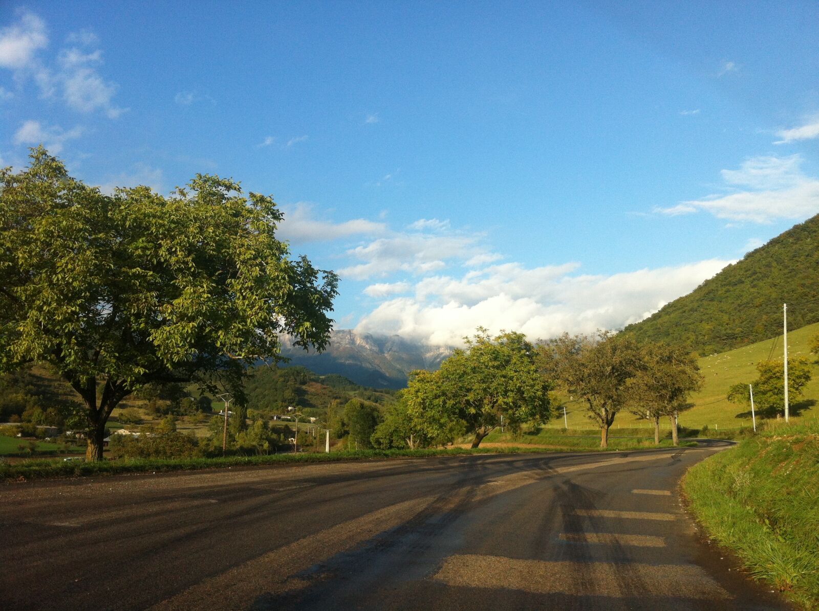 iPhone 4 back camera 3.85mm f/2.8 sample photo. Road, holiday, mountain photography