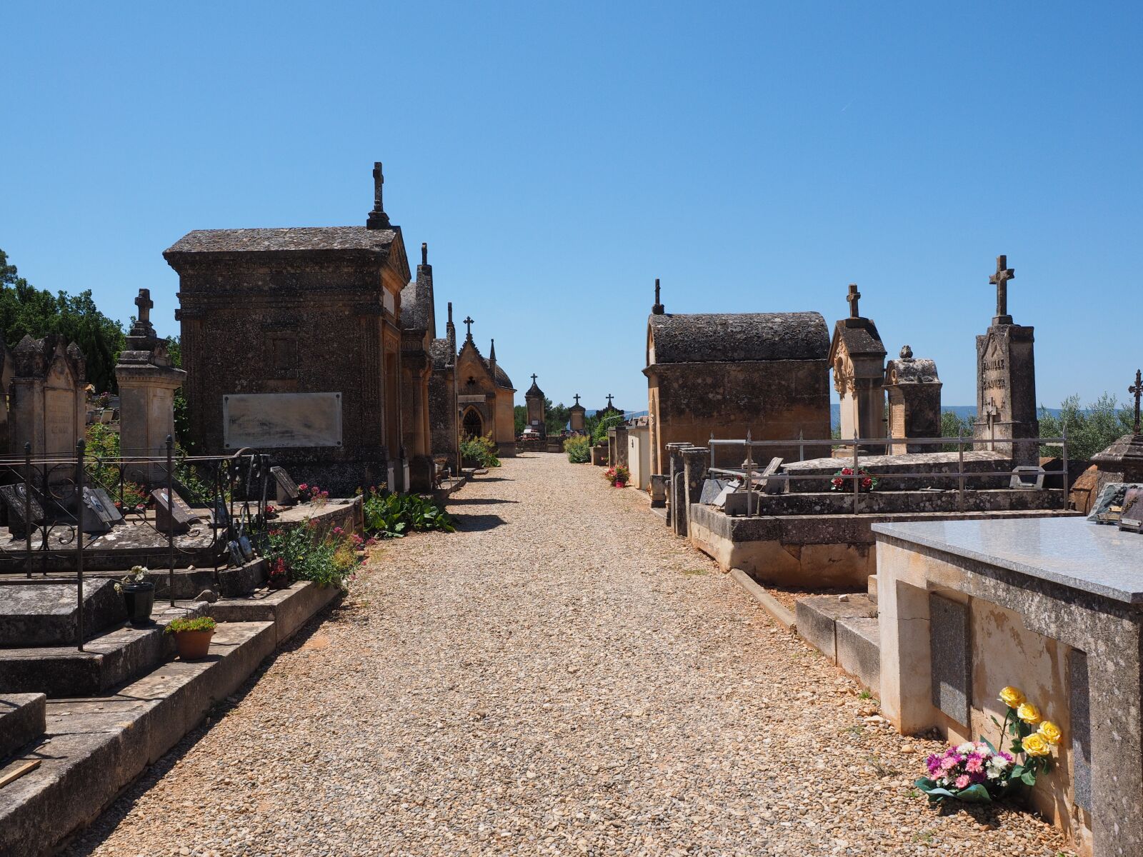 Olympus OM-D E-M1 + Olympus M.Zuiko Digital ED 12-40mm F2.8 Pro sample photo. Cemetery, graves, gravestone photography