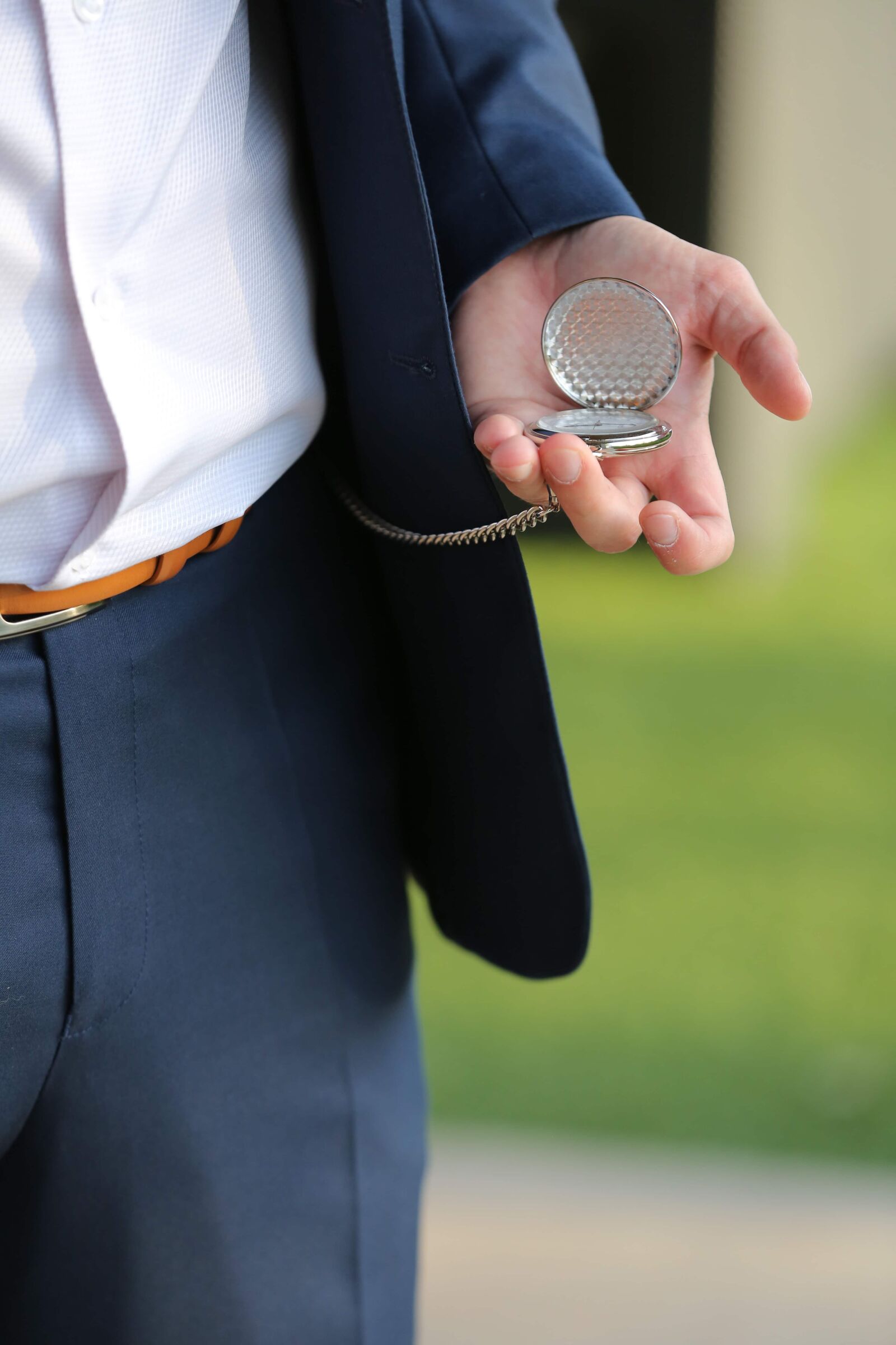 Canon EOS 5D Mark III sample photo. Analog clock, businessman, businessperson photography