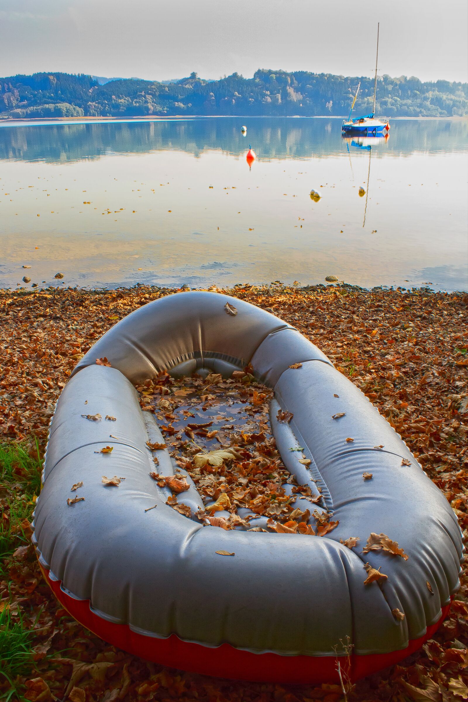 Canon EOS 1300D (EOS Rebel T6 / EOS Kiss X80) sample photo. Dinghy, rubber boot, lake photography