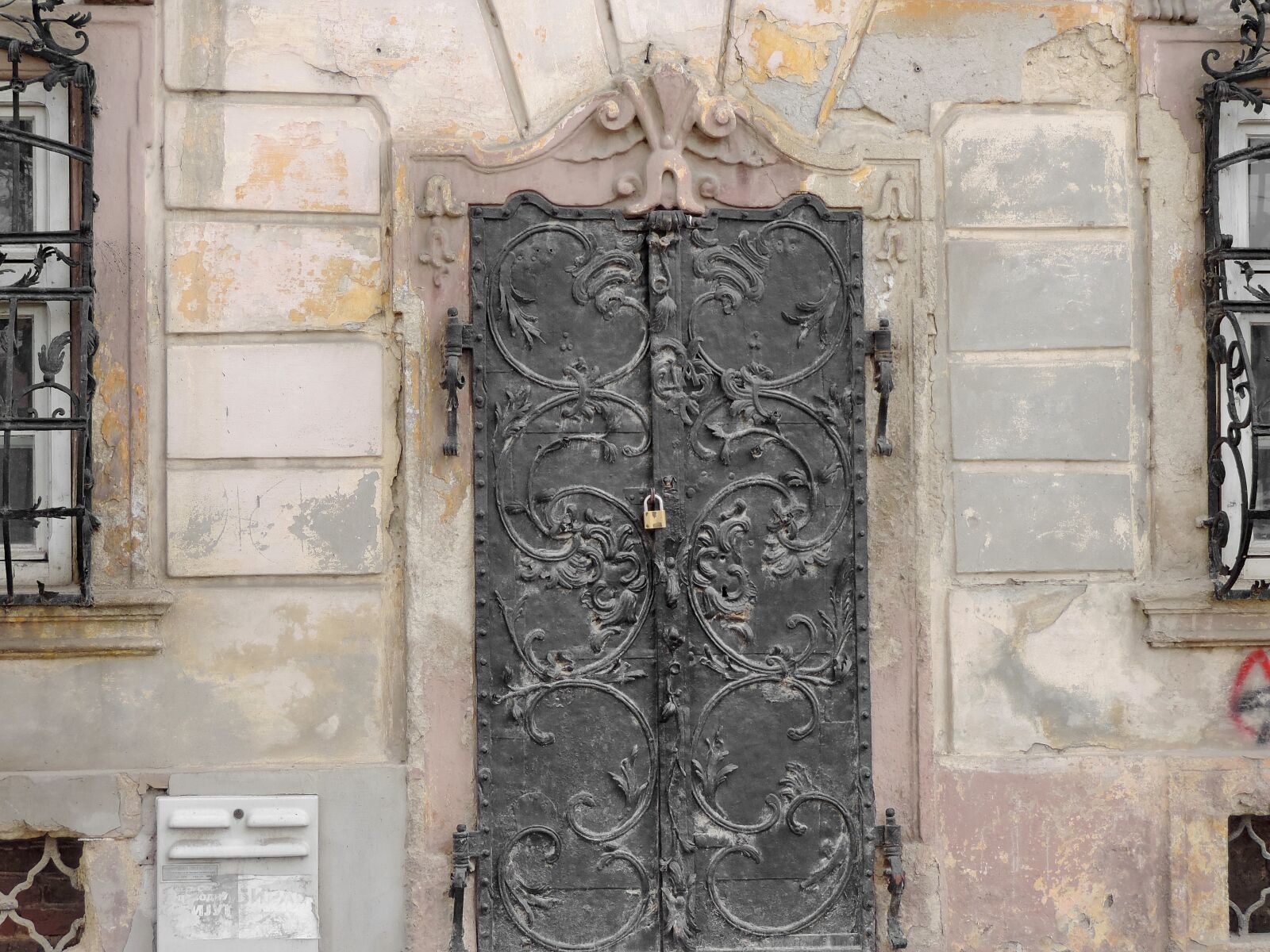 Nikon Coolpix P520 sample photo. Arabesque, cast iron, front photography