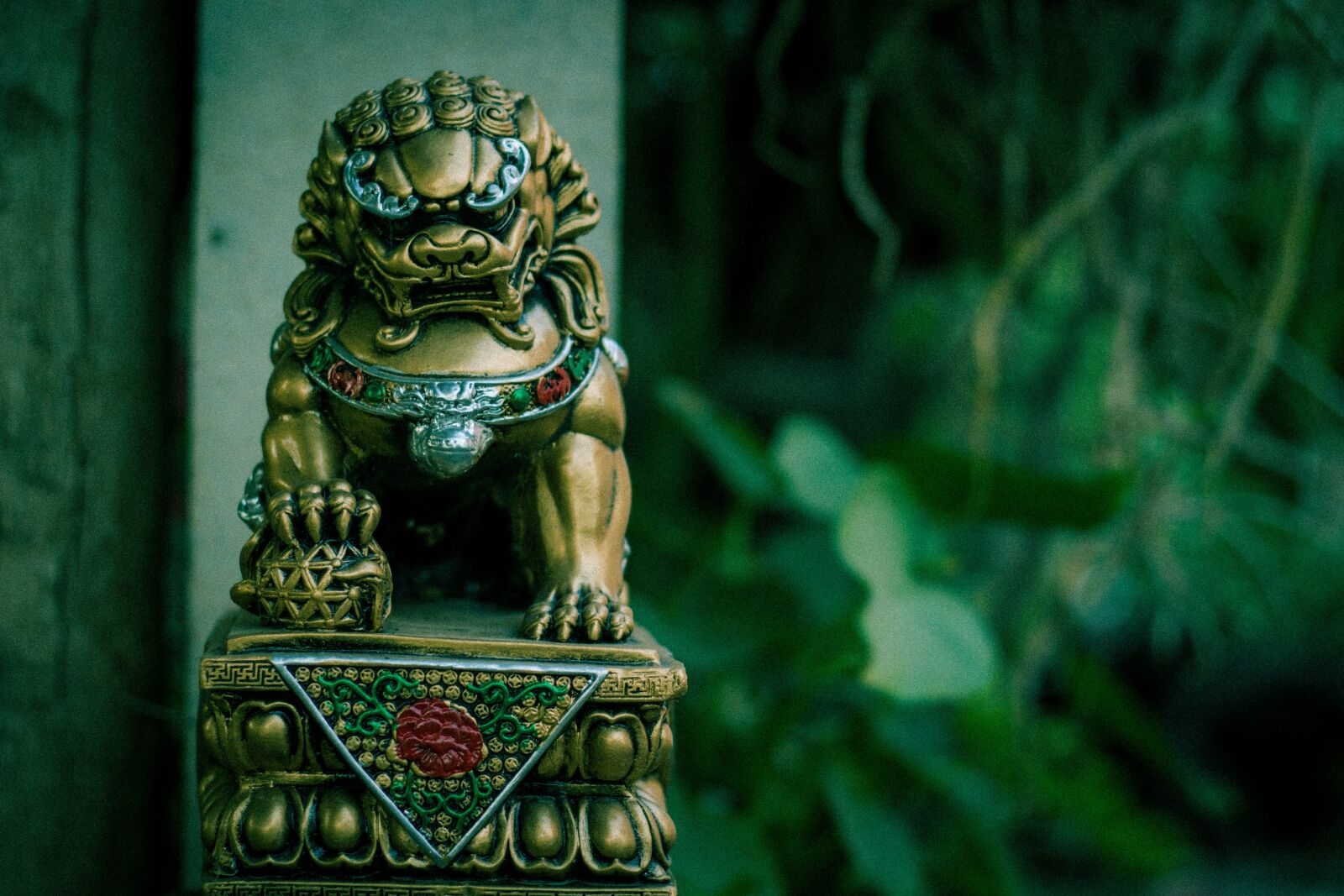 Canon EOS 700D (EOS Rebel T5i / EOS Kiss X7i) + Canon EF 50mm F1.8 STM sample photo. Faith, statue, stucco photography