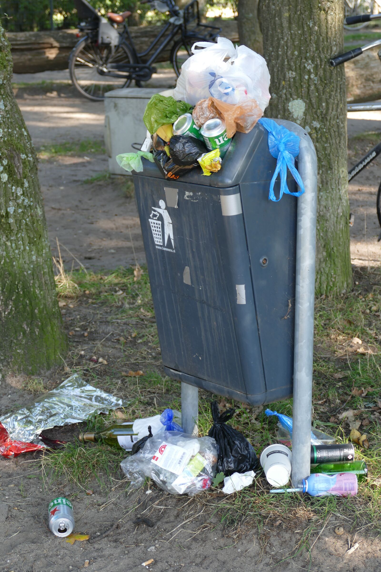 Panasonic Lumix DMC-FZ1000 sample photo. Recycle bin, waste bin photography